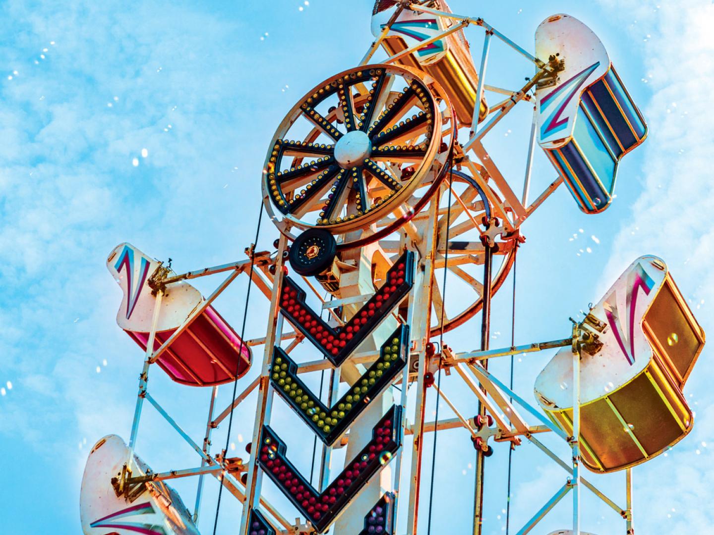 Montañas rusas al estilo de parques de diversiones durante la Camarillo Fiesta and Street Fair en California