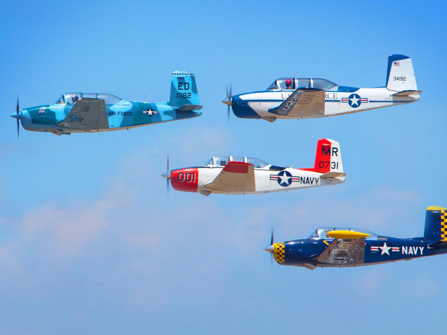 Vuelo de avión antiguo durante el espectáculo aéreo Wings Over Camarillo