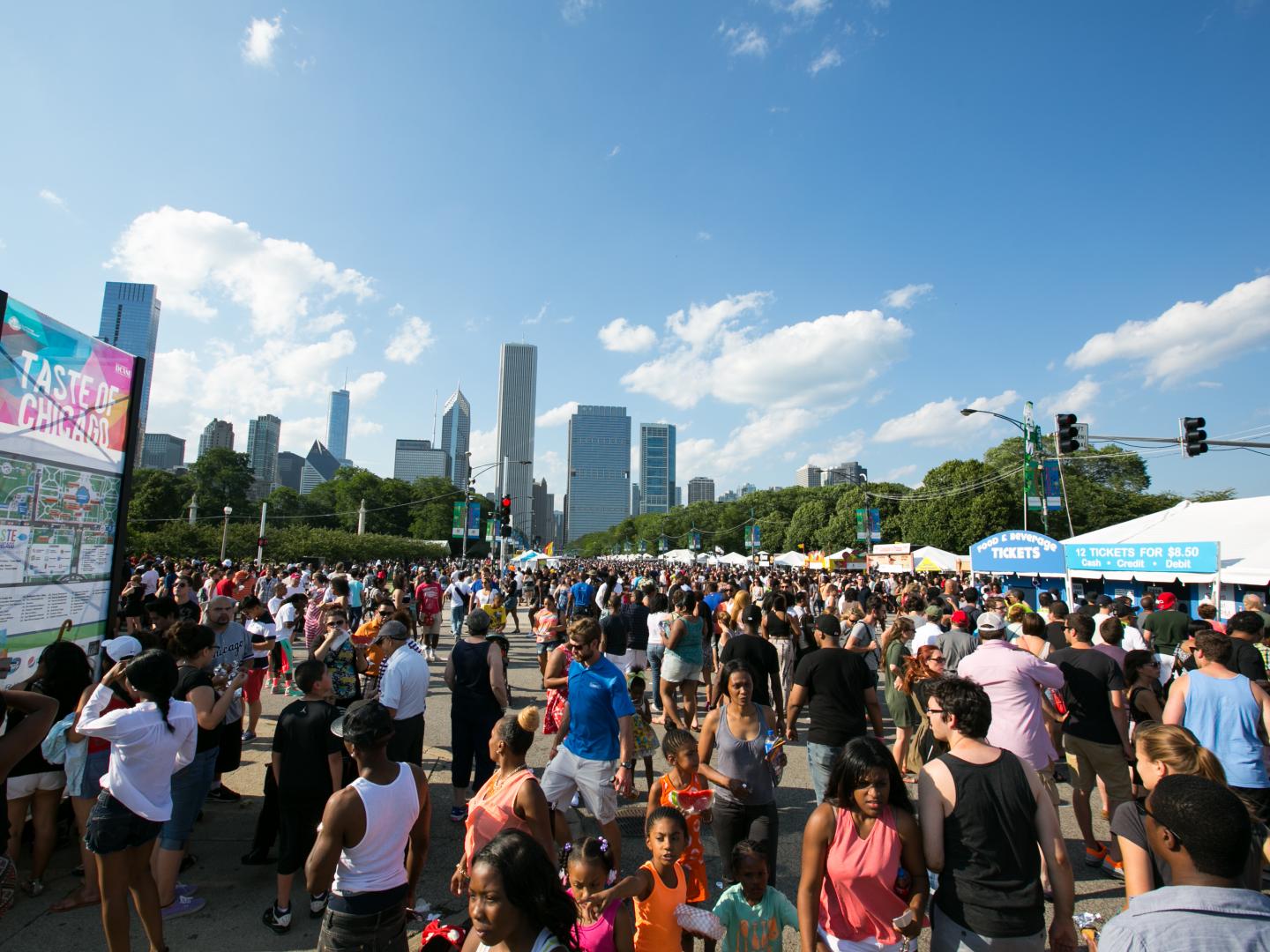 Probando los mejores sabores de la ciudad en el evento de cinco días, Taste of Chicago, en Grant Park