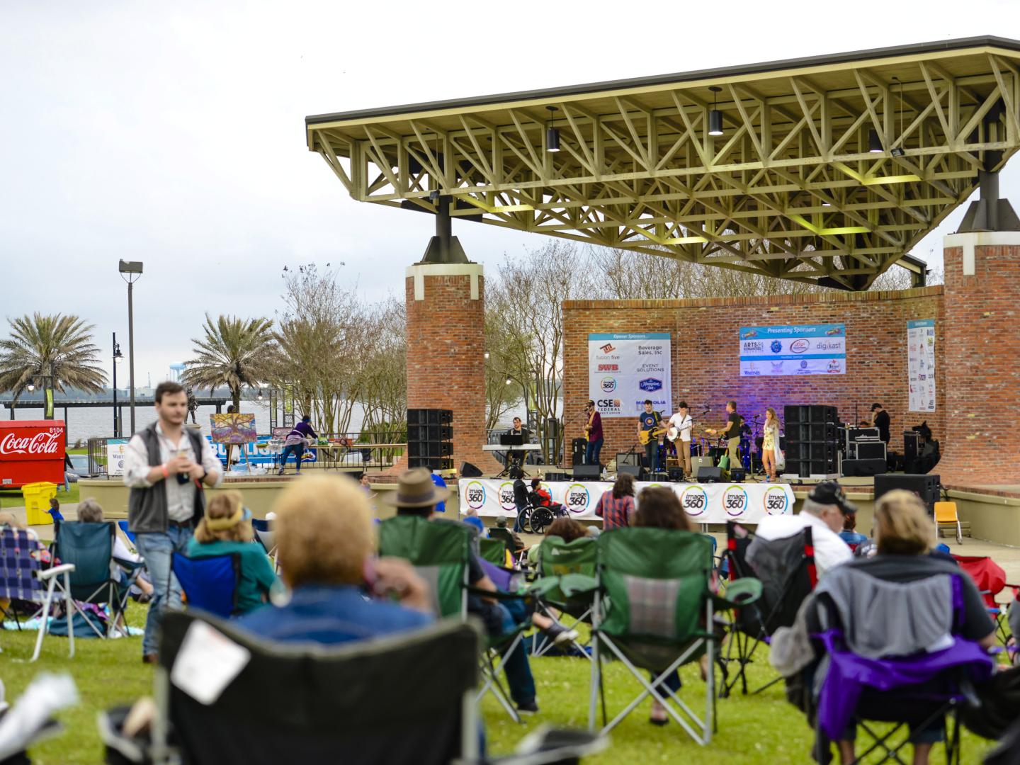 Curtindo a música ao vivo em Lake Charles durante o Live at the Lakefront