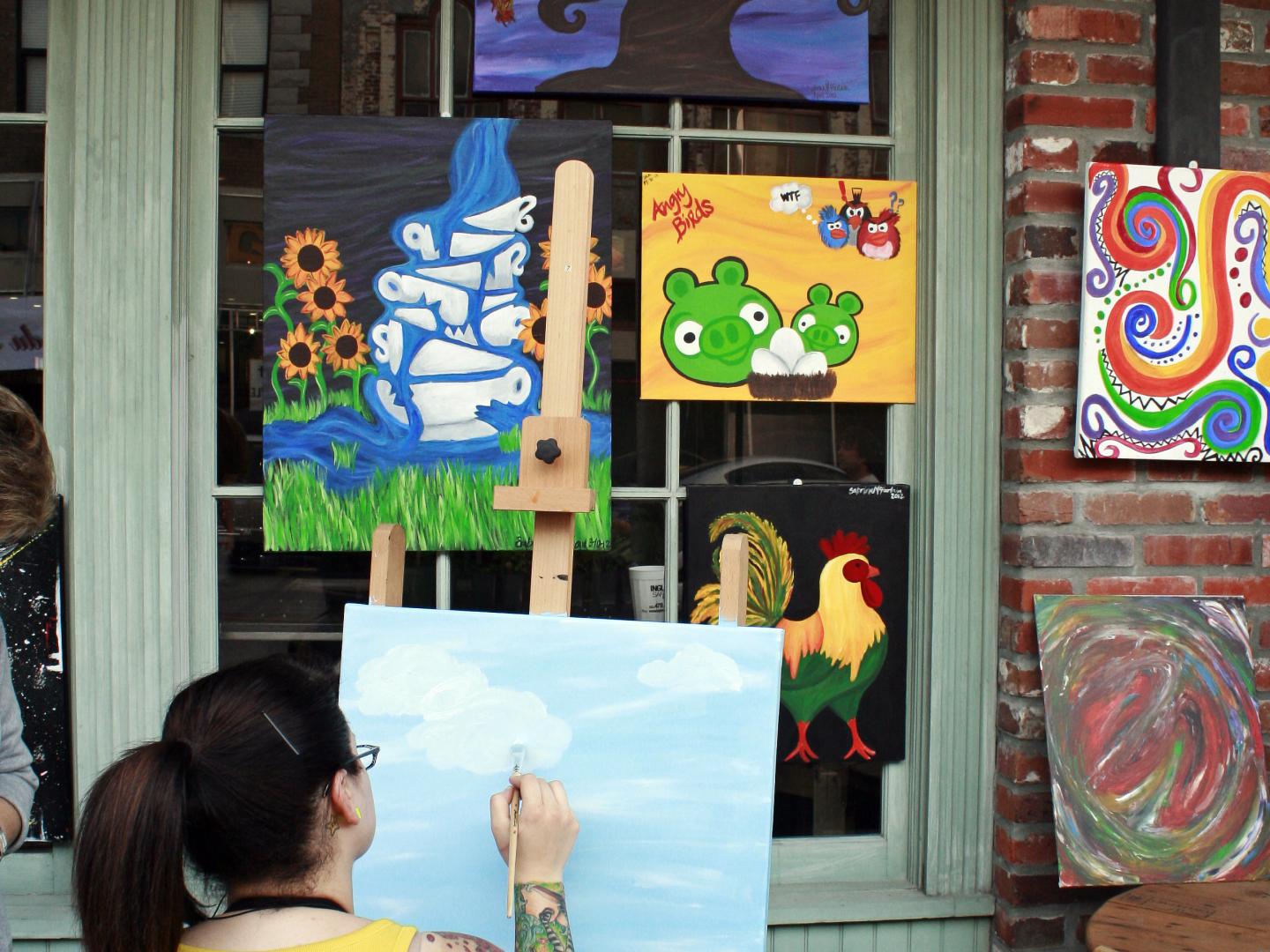 Artista trabalhando durante a Spring Art Walk, de Lake Charles