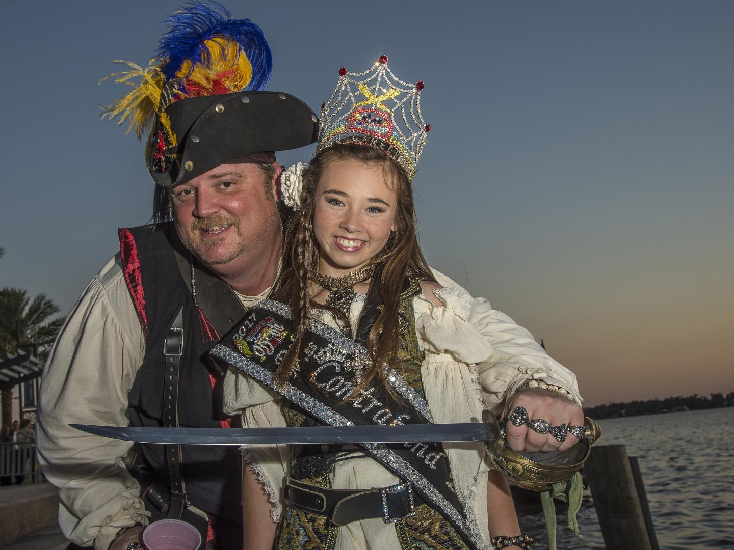 Pessoas fantasiadas para o Louisiana Pirate Festival, em Lake Charles