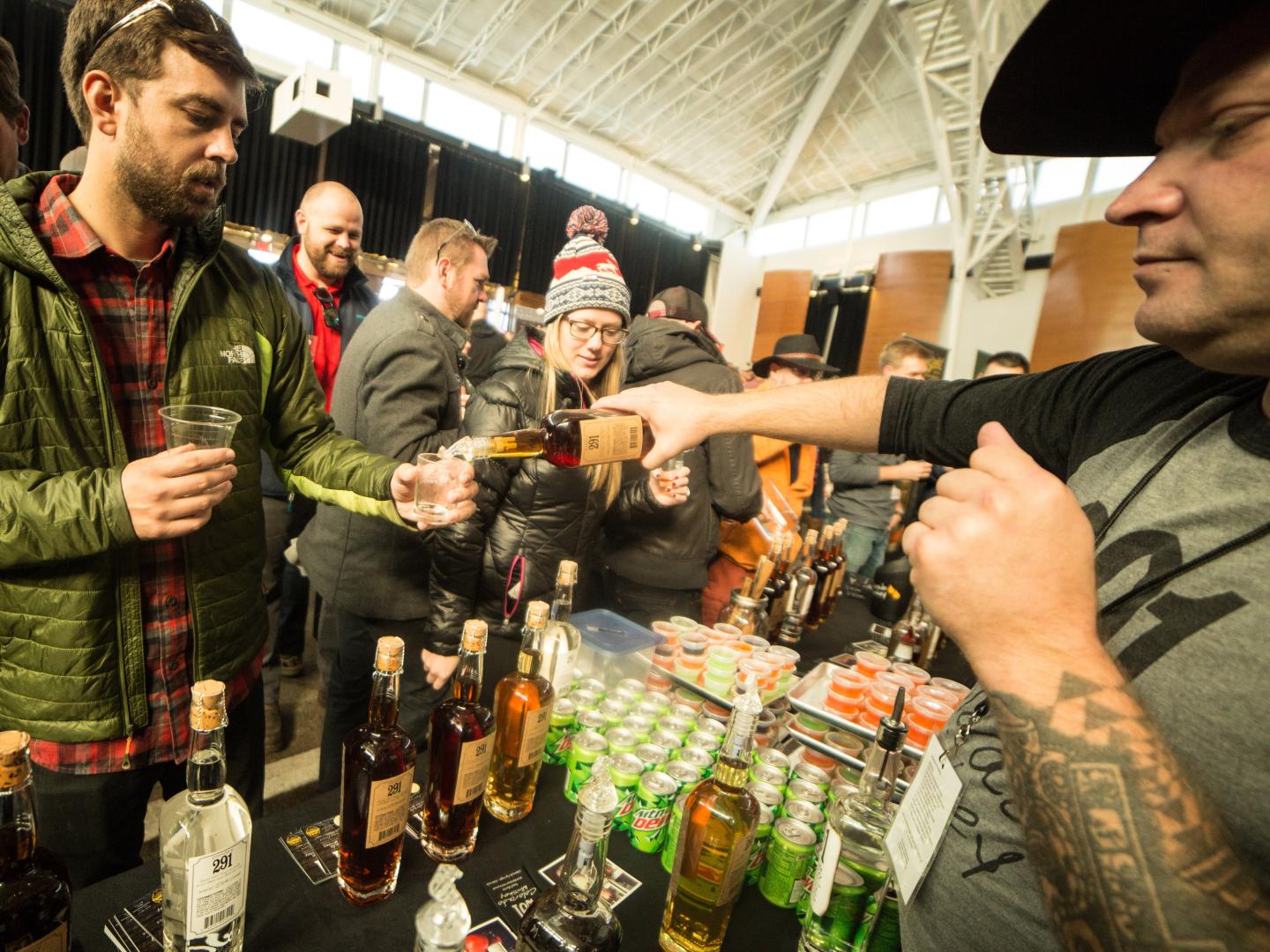 Dégustations de spiritueux artisanaux lors du Breckenridge Craft Spirits Festival