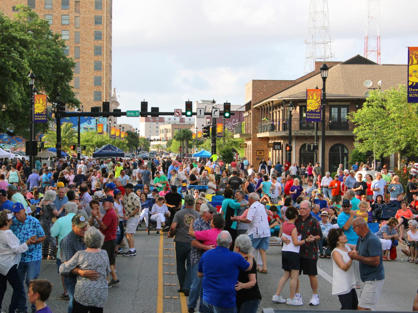 Pessoas dançando na rua durante o Downtown at Sundown em Lake Charles, Louisiana
