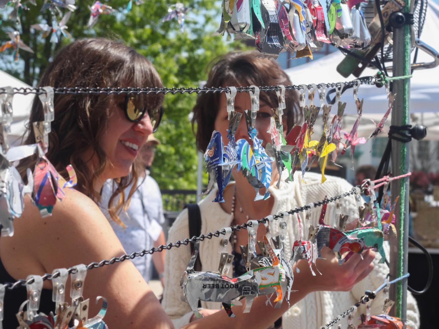 앨라배마주 헌츠빌의 패너플라이 아트 페스티벌에서 수공예품을 둘러보는 사람들