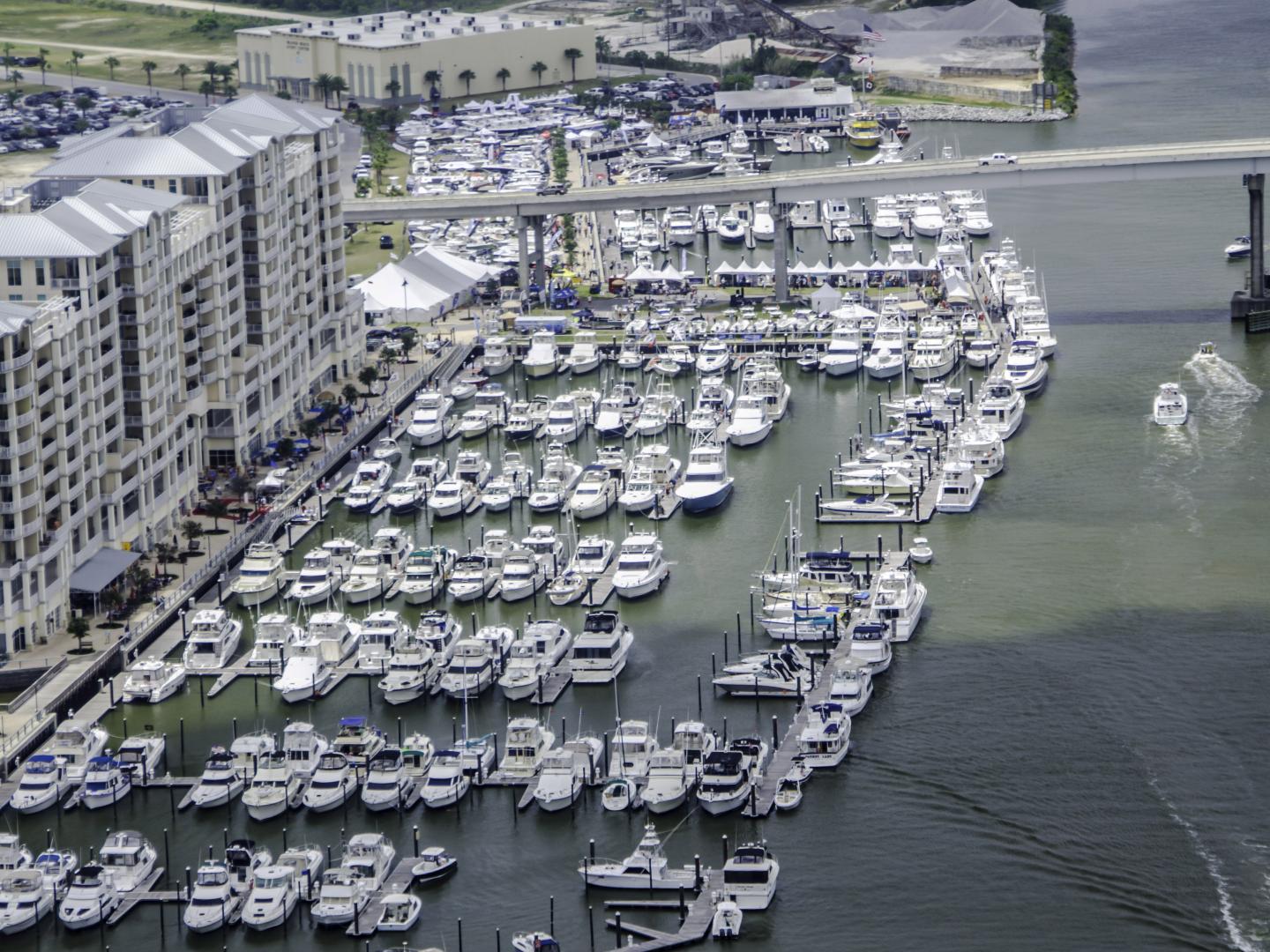Vue aérienne du salon Wharf Boat and Yacht Show à Orange Beach, Alabama
