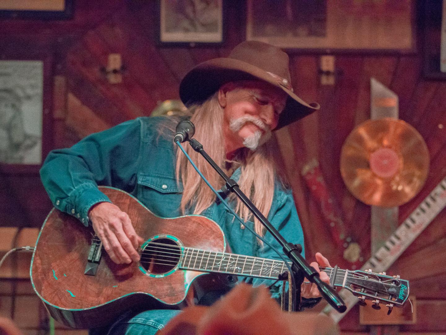 Auteur-compositeur se produisant lors du Frank Brown International Songwriters’ Festival à Gulf Shores, Alabama