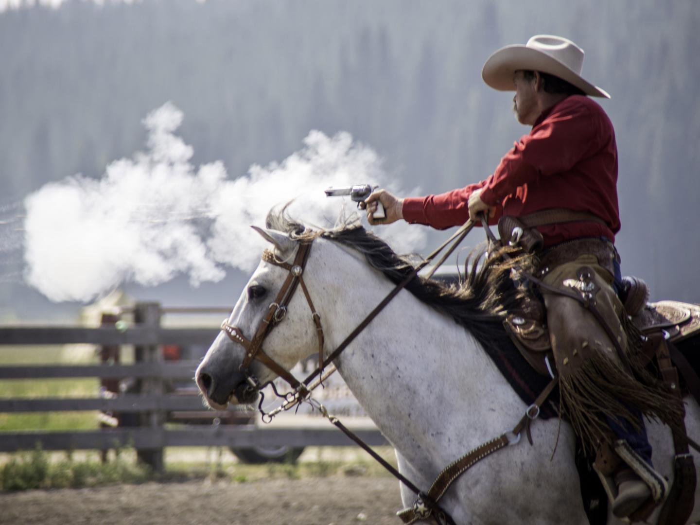 Ein Teilnehmer der Diamond P Cowboy Mounted Shooting Competition in West Yellowstone, Montana