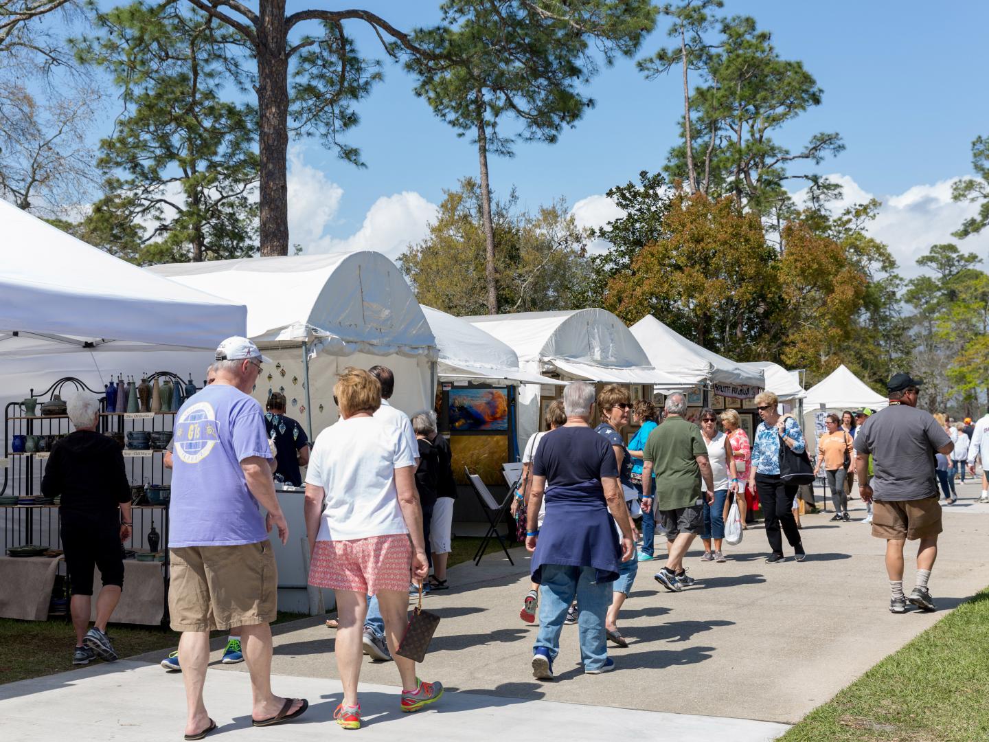 Des clients parcourant les tentes des artistes au Orange Beach Festival of Art, dans l’Alabama