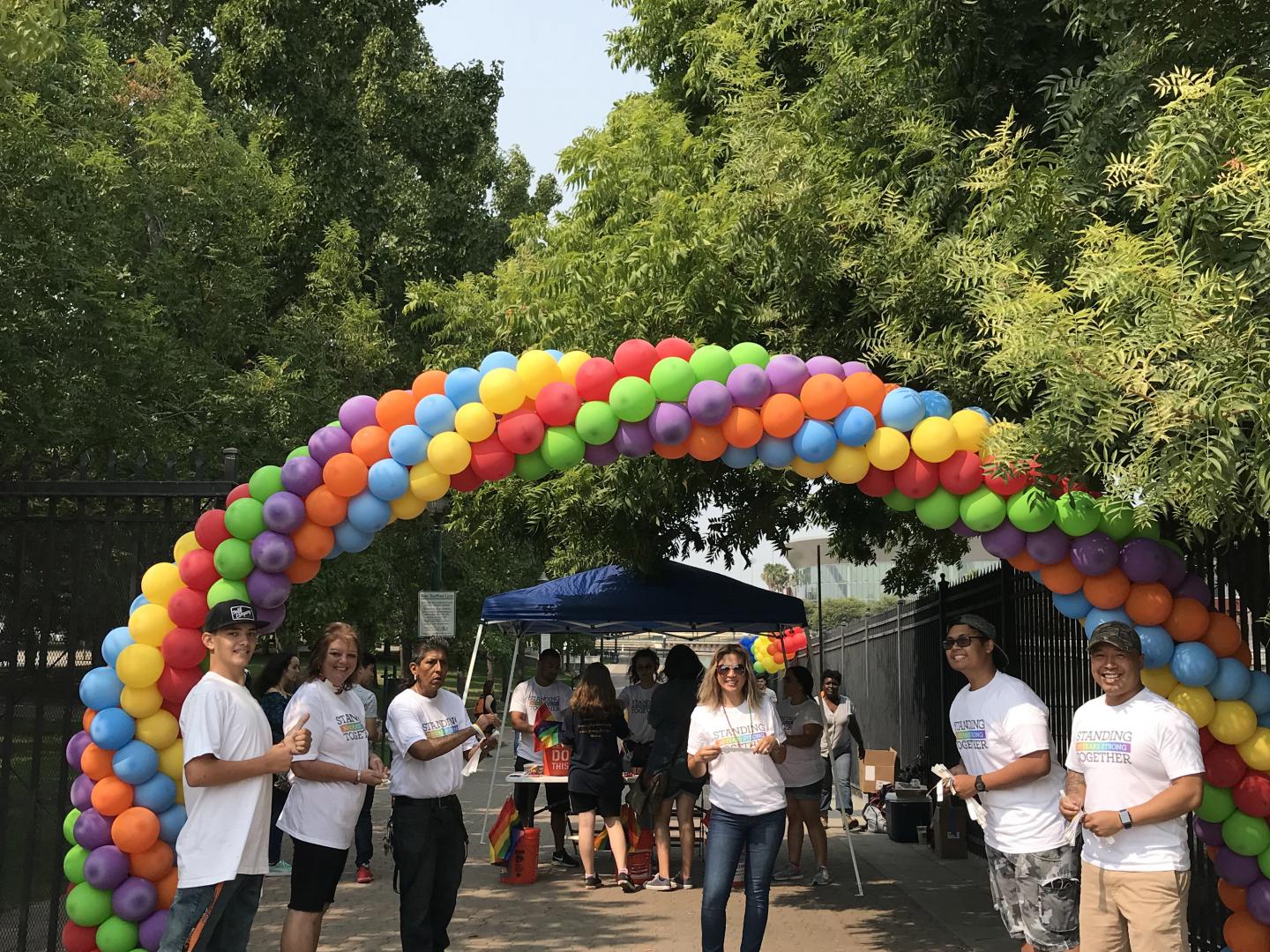 Un arco de globos con los colores del arcoíris en el Stockton Pride Festival en California