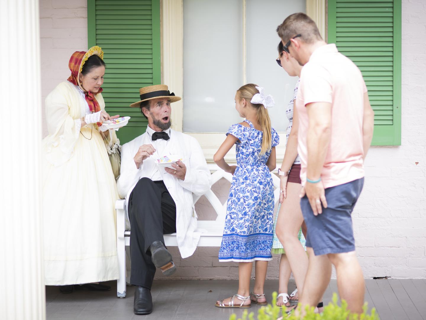 Besucher und kostümierte Darsteller bei History Comes Alive in Springfield, Illinois