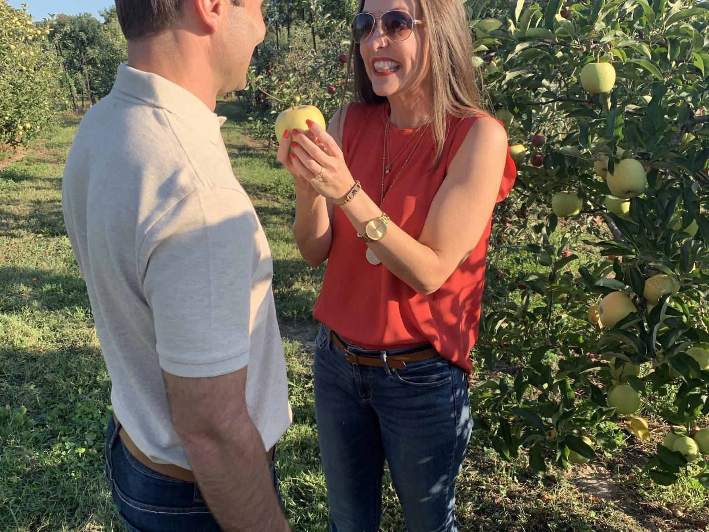 在肯塔基州，欧文斯伯勒的苹果节期间到 Reid’s 果园采摘新鲜的苹果