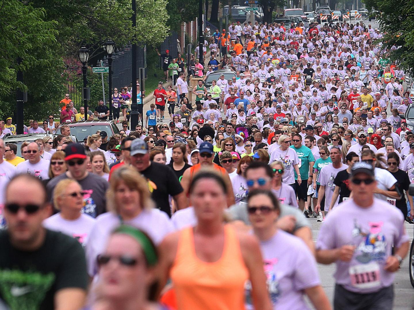 Teilnehmer des 5-km-Wohltätigkeitsrennen Fat A** in Springfield, Illinois