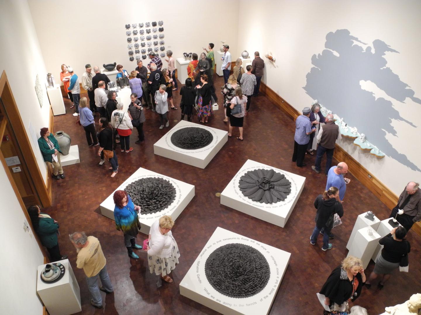 Visiteurs admirant les œuvres exposées à l’occasion du concours national de céramique de San Angelo, au Texas