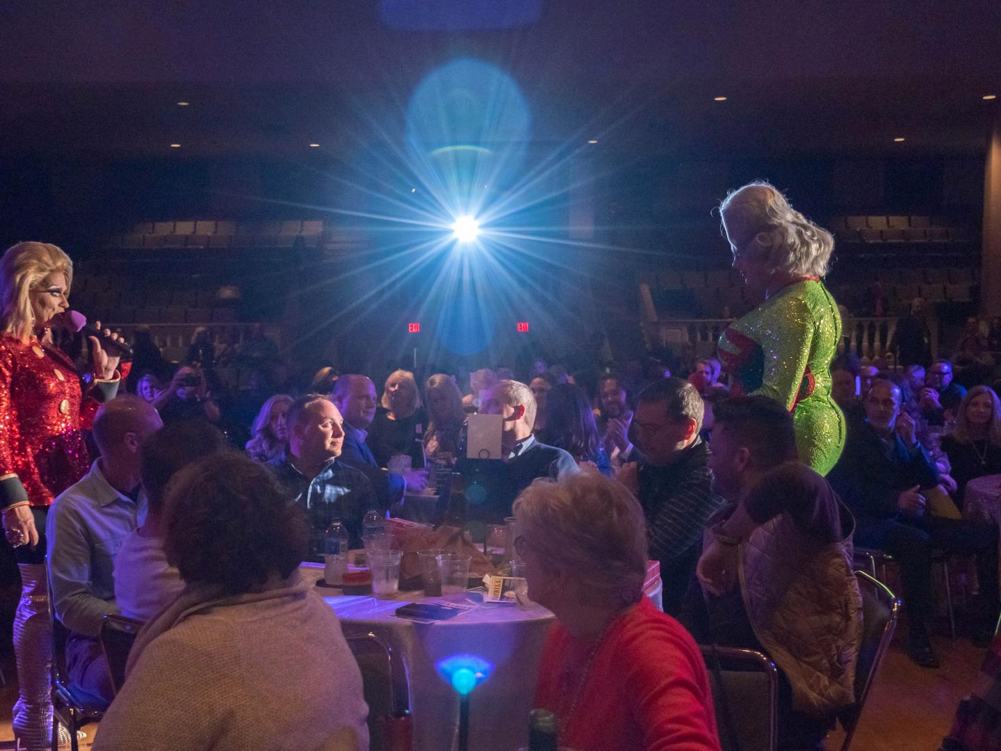 Drag queens se produisant à l’événement Y’all Means All à Natchez, Mississippi