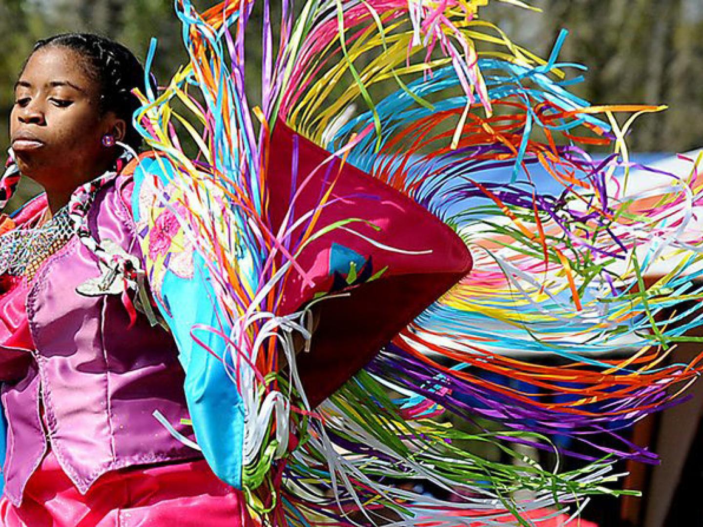 Femme dansant en robe tribale à l’occasion du Grand Village of the Natchez Indians Powwow