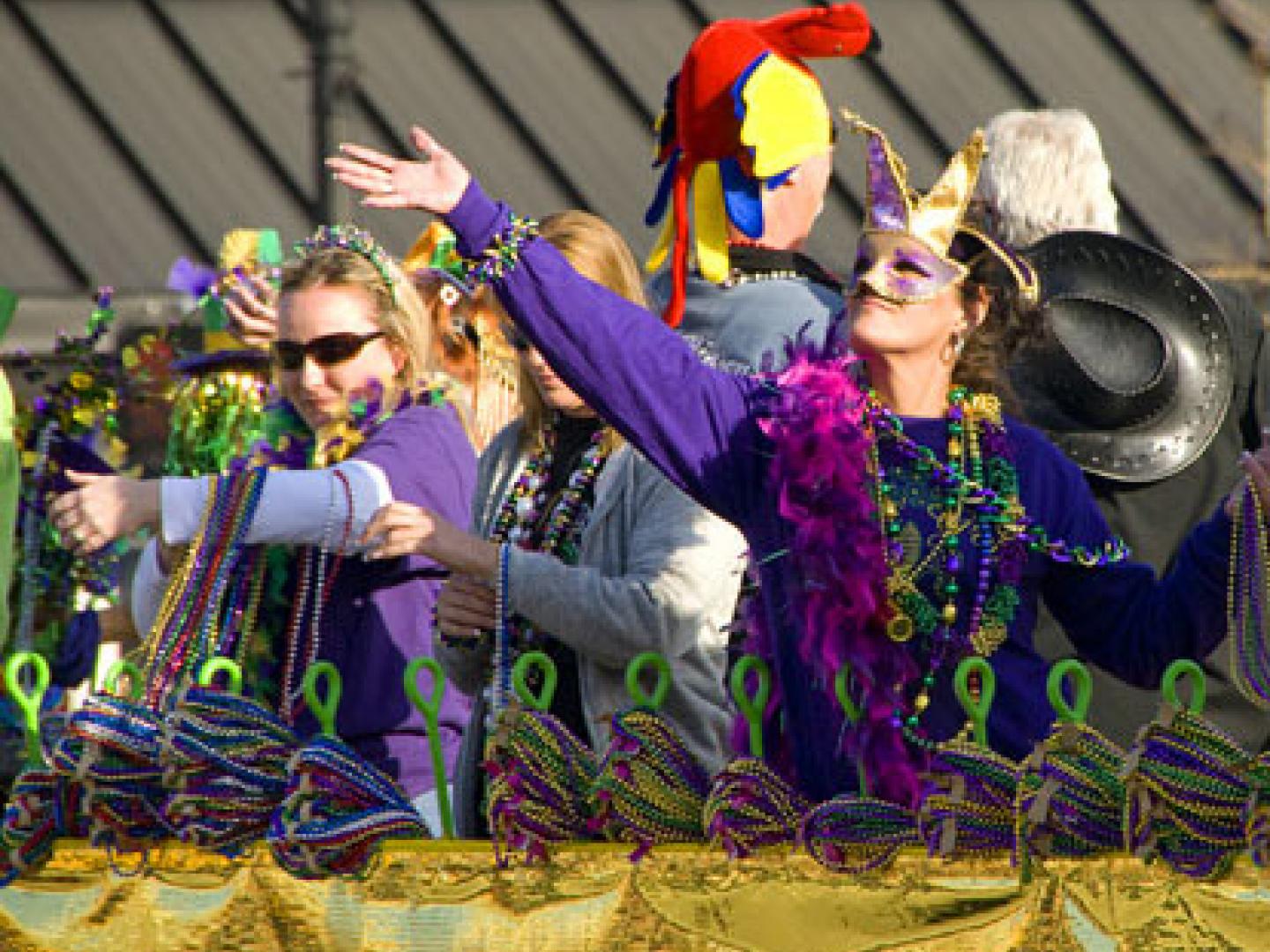 Lancer de colliers de perles durant Mardi gras à Natchez, Mississippi