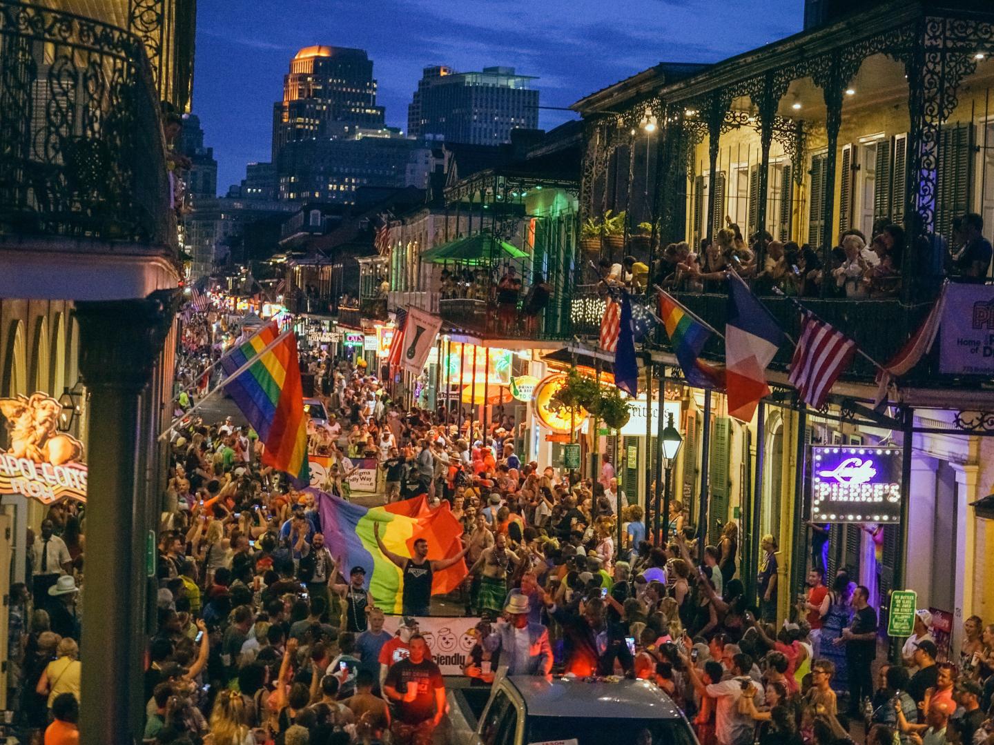 El desfile del orgullo LGBTQ Southern Decadence en Nueva Orleans, Luisiana
