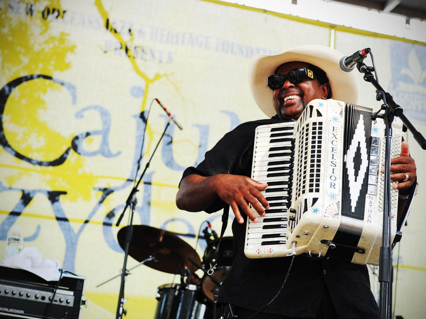 Un artista tocando el acordeón en el Louisiana Cajun-Zydeco Festival en Nueva Orleans