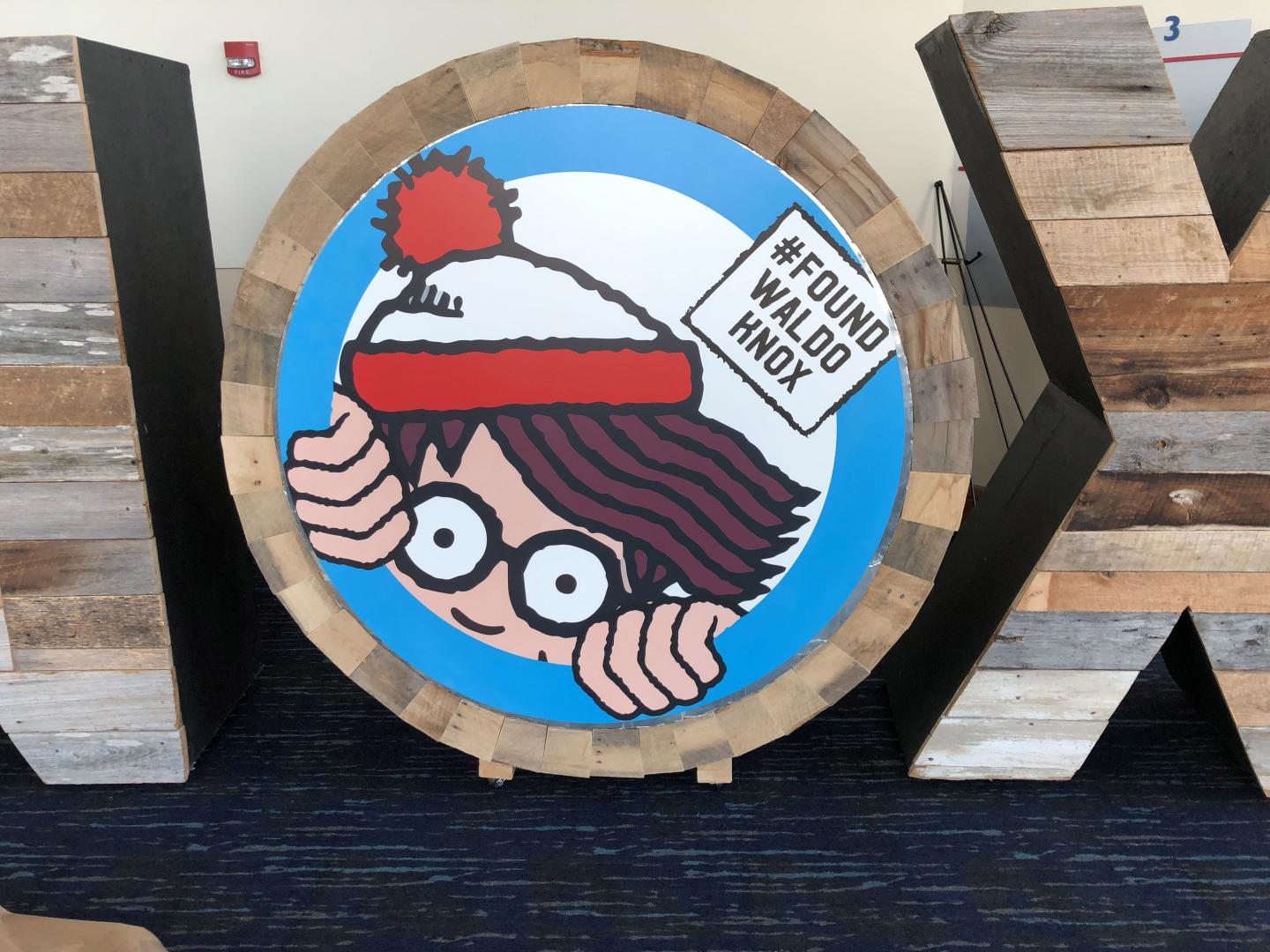 在田纳西州诺克斯维尔市举办的聪明的沃里寻宝游戏中寻找沃里