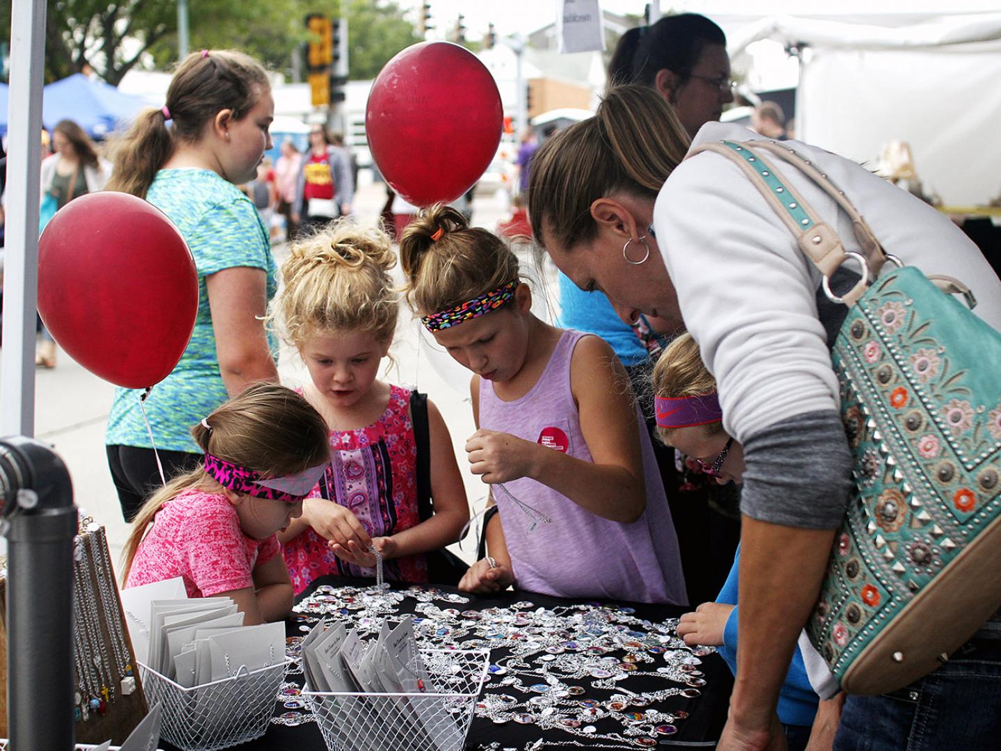 Kunsthandwerk zum Selbermachen beim Sidewalk Arts Festival am Washington Pavilion in Sioux Falls, South Dakota