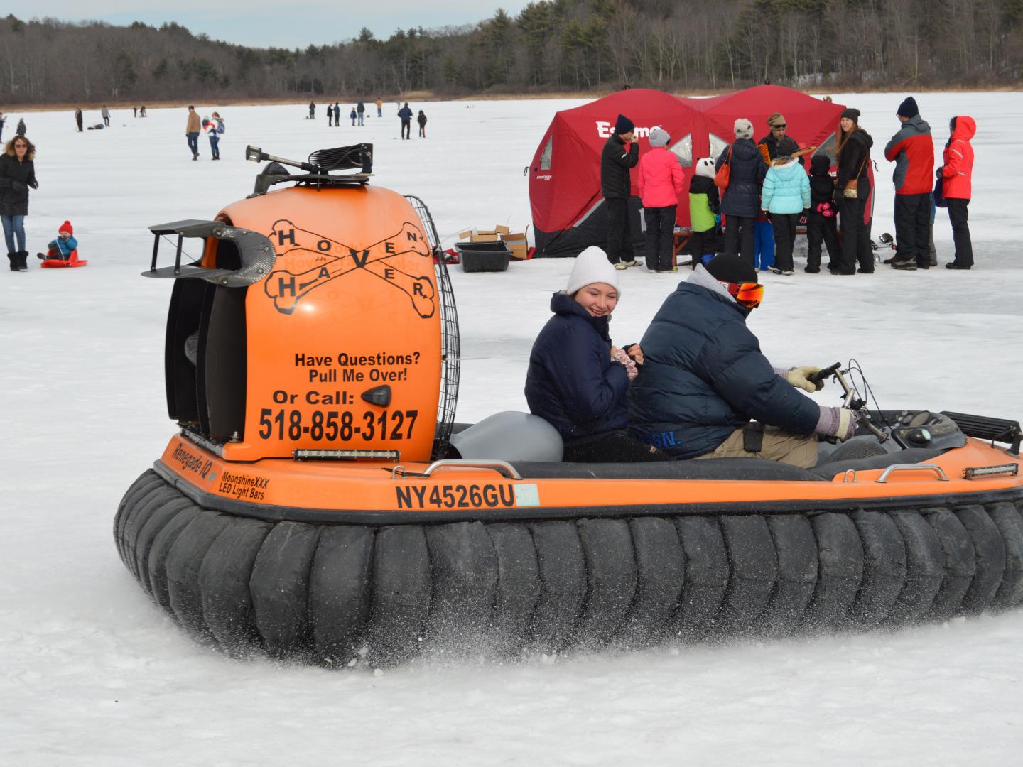 Diversão no gelo durante o Winter Festival at Lawson Lake, em Albany, Nova York