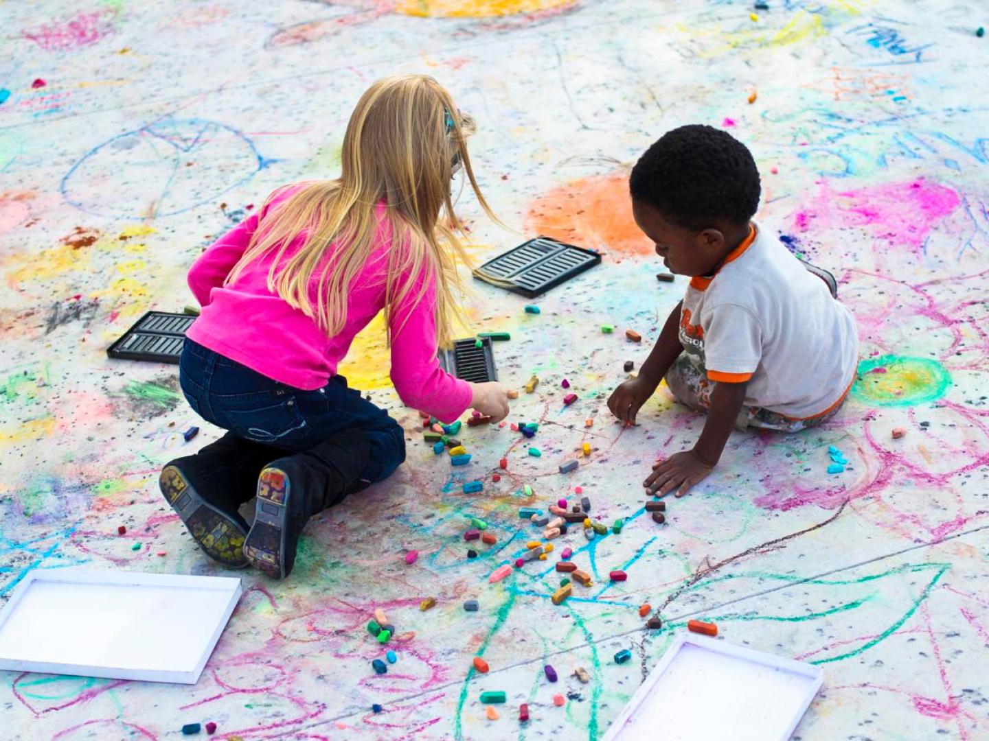 フロリダ州ブレイデントンで開催されるアートスラムで体験型アートに参加している子供たち