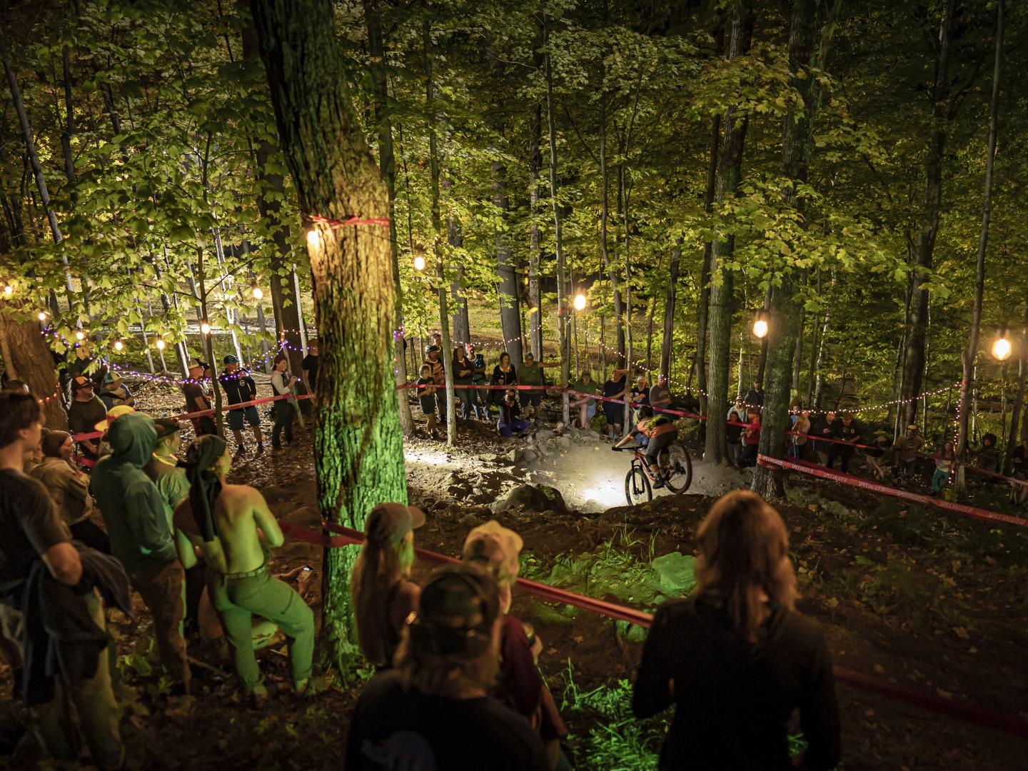 Compétition de VTT pendant le Marquette Fall Enduro dans le Michigan