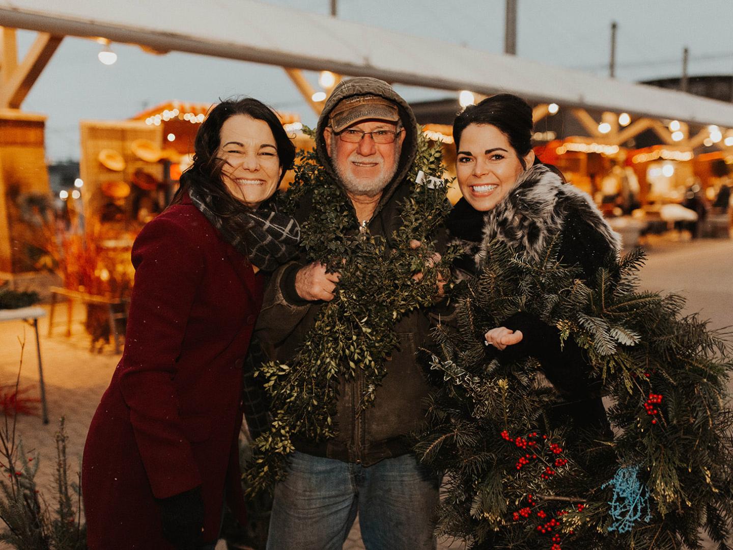 Todo son sonrisas durante el 8th Street Marketplace durante la temporada de fiestas en Holland, Michigan