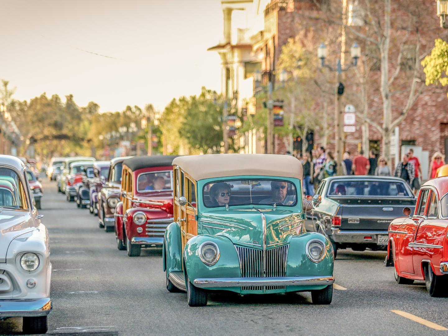 ロッドランのイベントでカリフォルニア州テメキュラ旧市街を走るクラシックカー