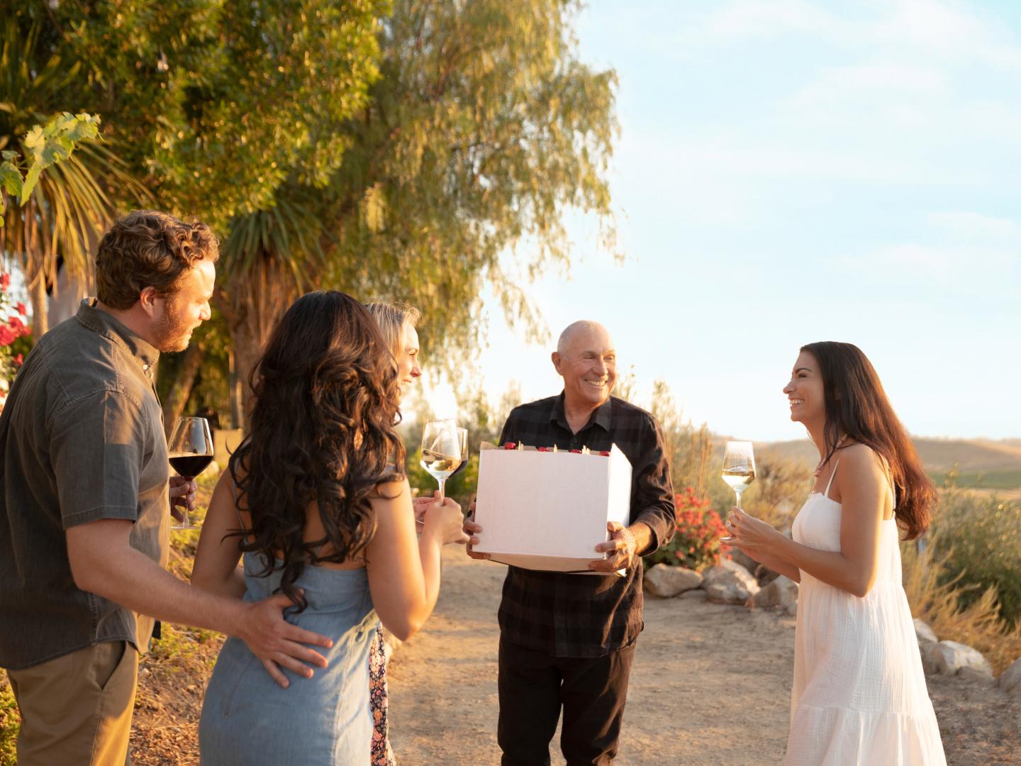 カリフォルニア州のテメキュラ・バレー・ワイン月間では、ブドウ園の屋外でワインを試飲できます