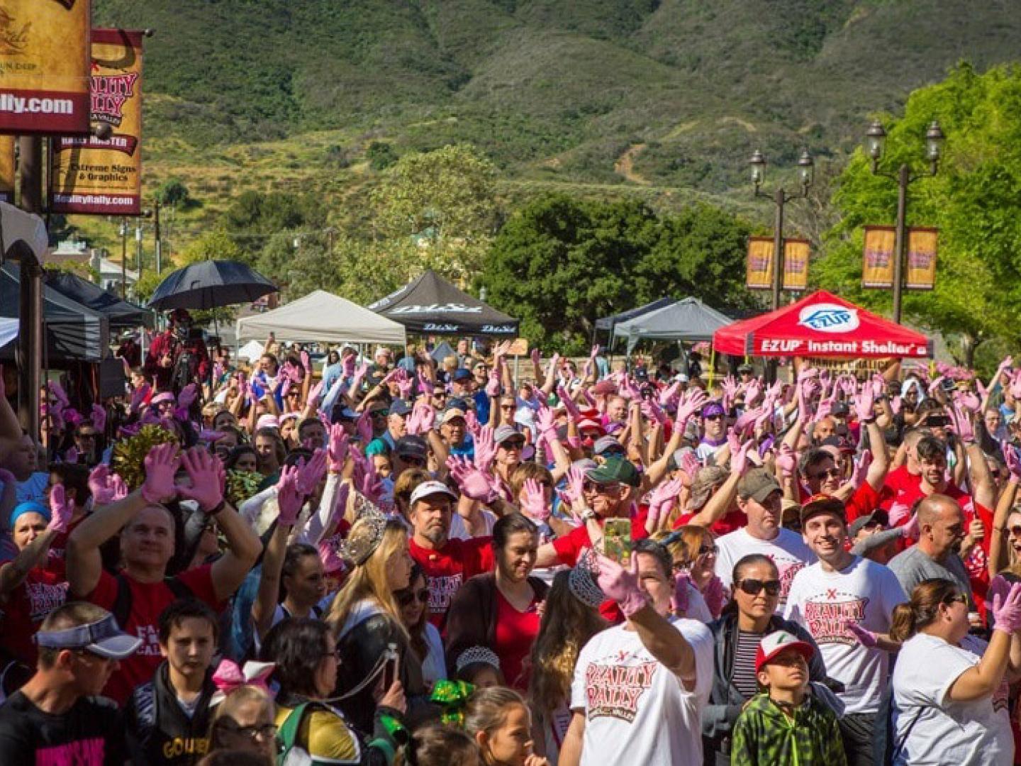 カリフォルニア州テメキュラバレーのテレビをテーマにしたイベント、リアリティラリーで写真を撮影する参加者