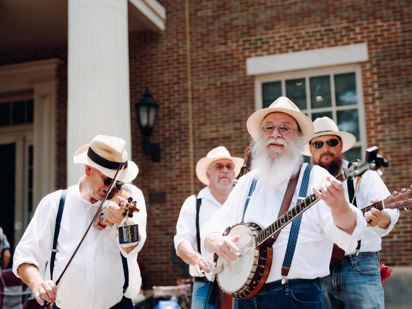 Una banda de bluegrass tocando en Franklin, Tennessee