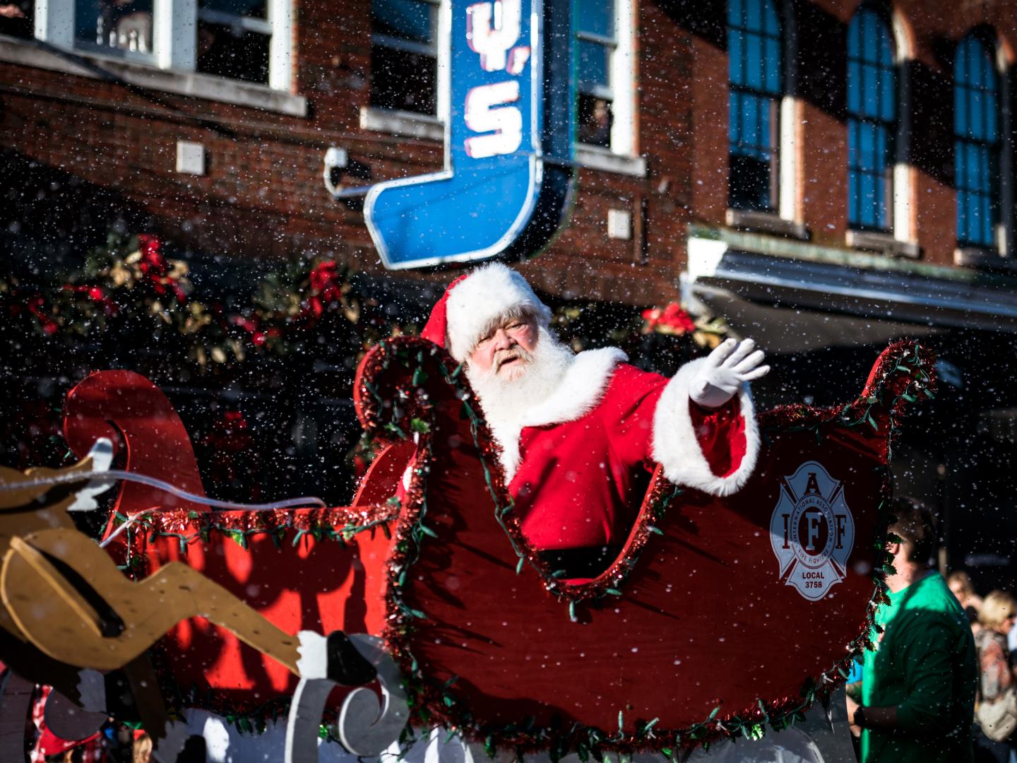 El trineo de Santa Claus viajando por el centro de Franklin, Tennessee, durante el desfile de Navidad