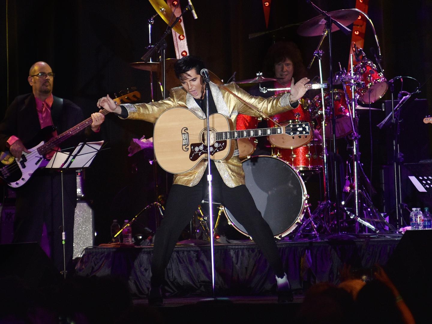 Un sosie d’Elvis se déhanchant lors d’un concert dans le cadre de l’Elvis Week à Memphis, Tennessee