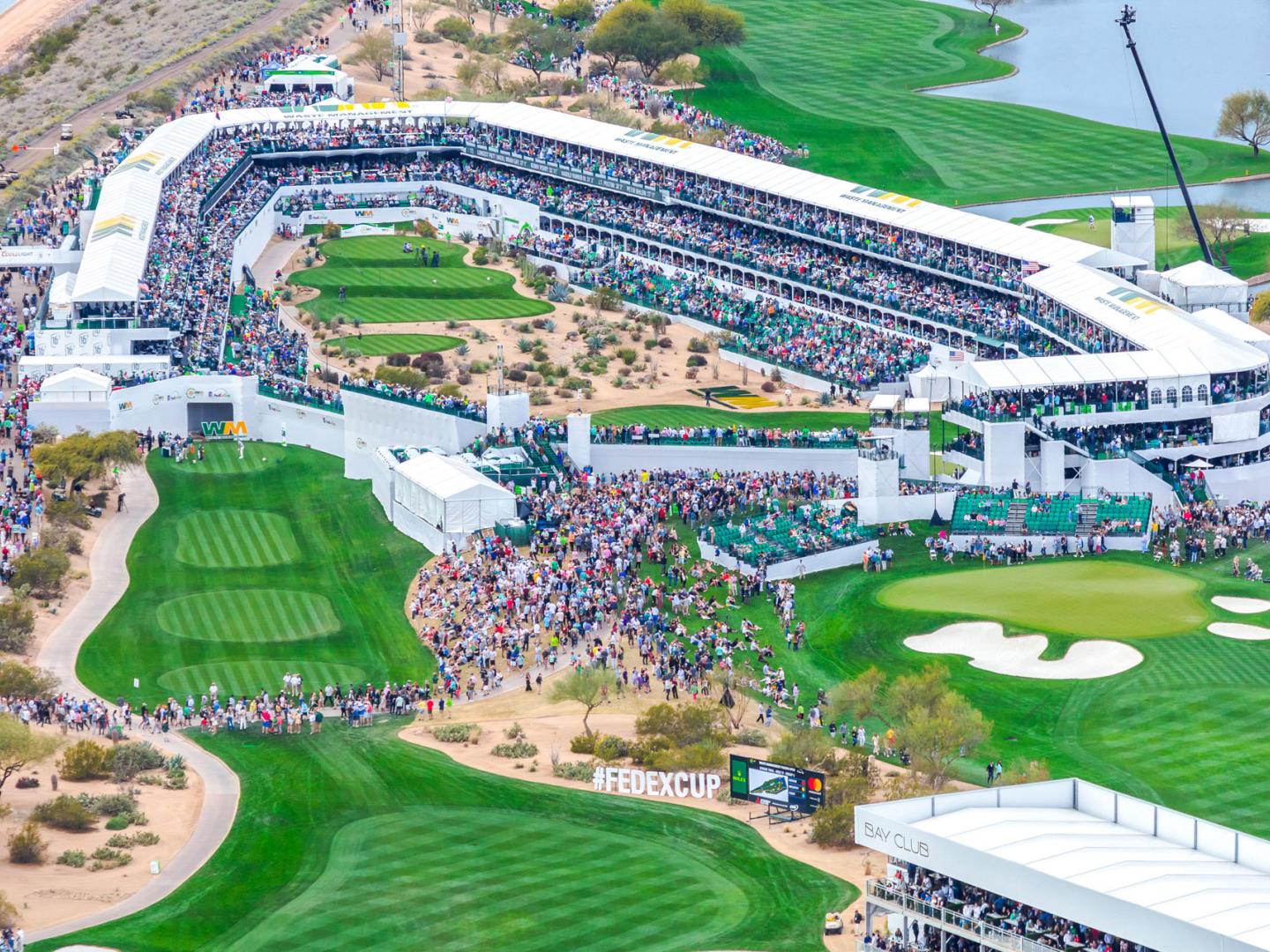 Golfprofis und Zuschauer bei der Waste Management Phoenix Open in Scottsdale, Arizona