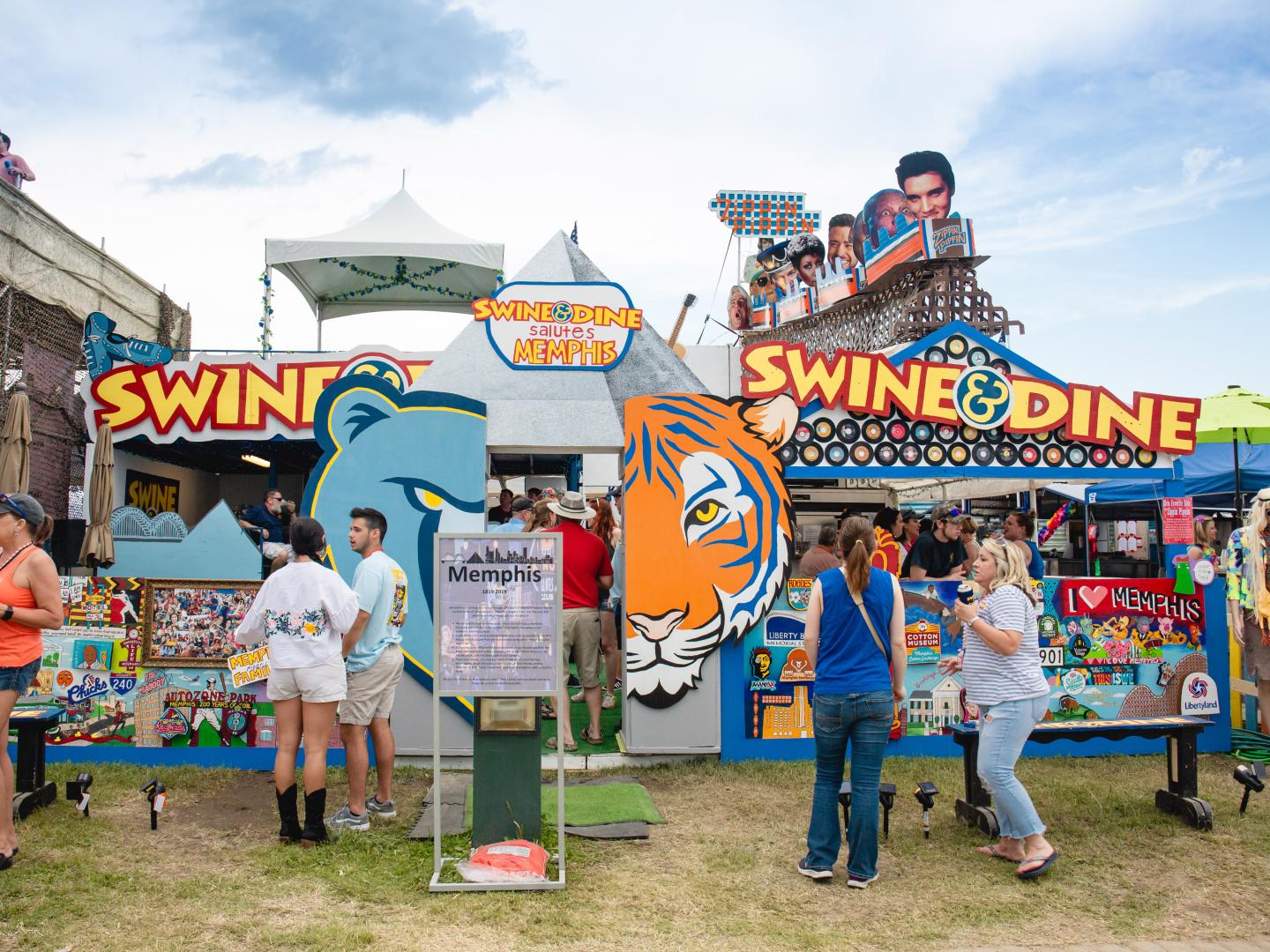 Spectateurs assistant au Championnat du monde de barbecue à Memphis, Tennessee