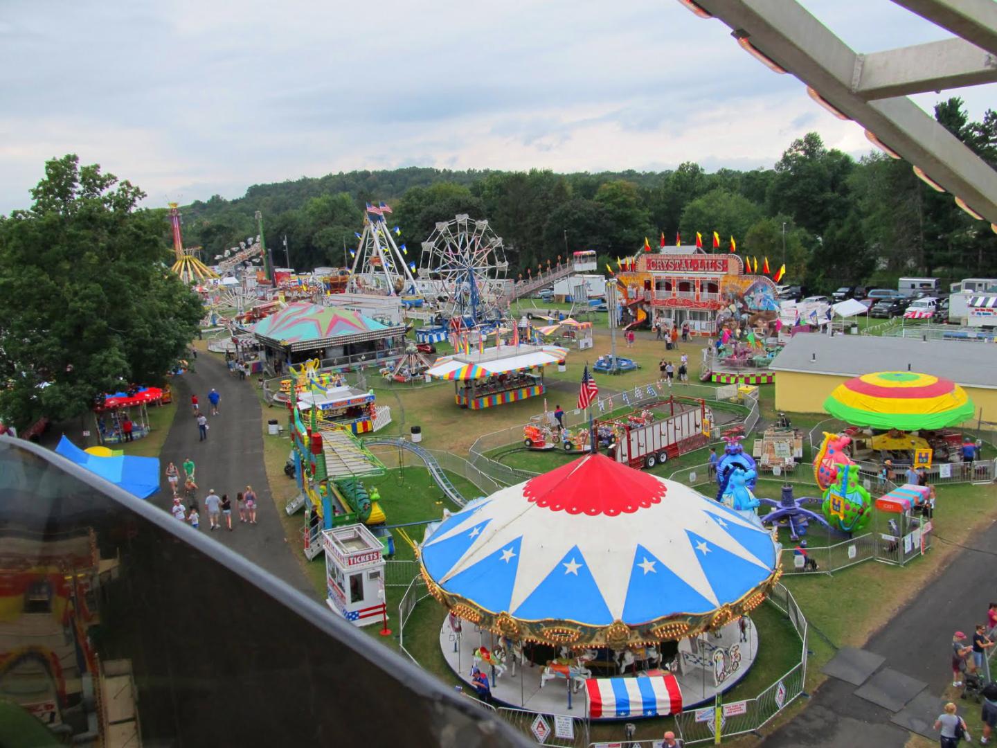 Vista aérea de los juegos clásicos en la Columbia County Fair en Chatham, Nueva York
