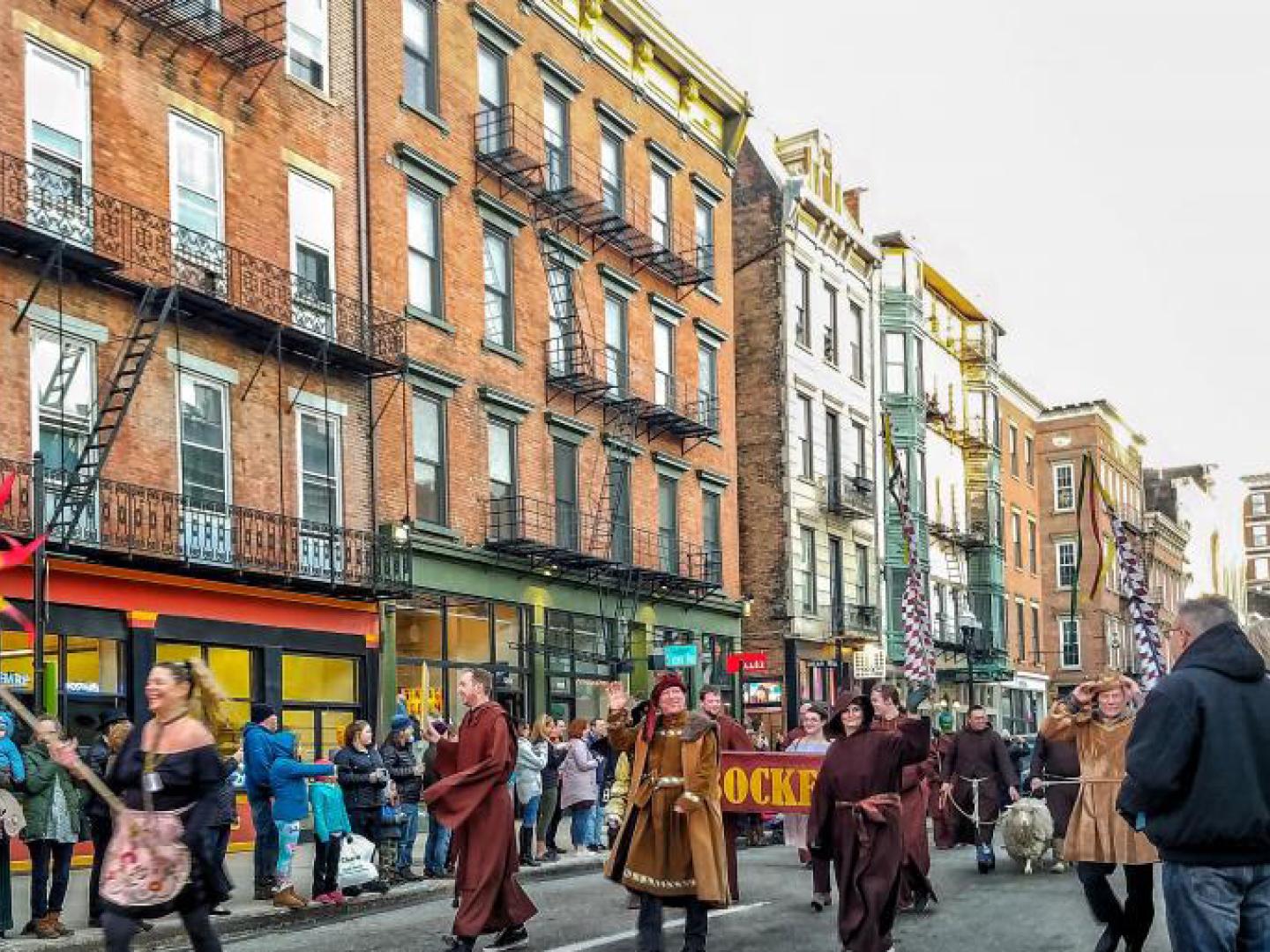Momentos divertidos en el desfile anual que da inicio al Bockfest en Cincinnati, Ohio