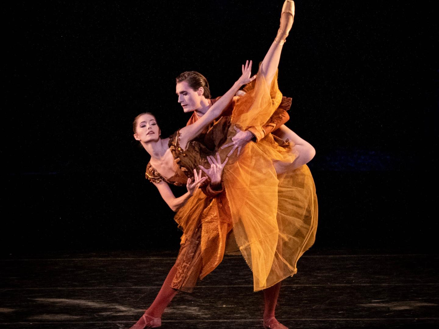 Danseur et danseuse de ballet en pleine représentation au Vail Dance Festival, dans le Colorado