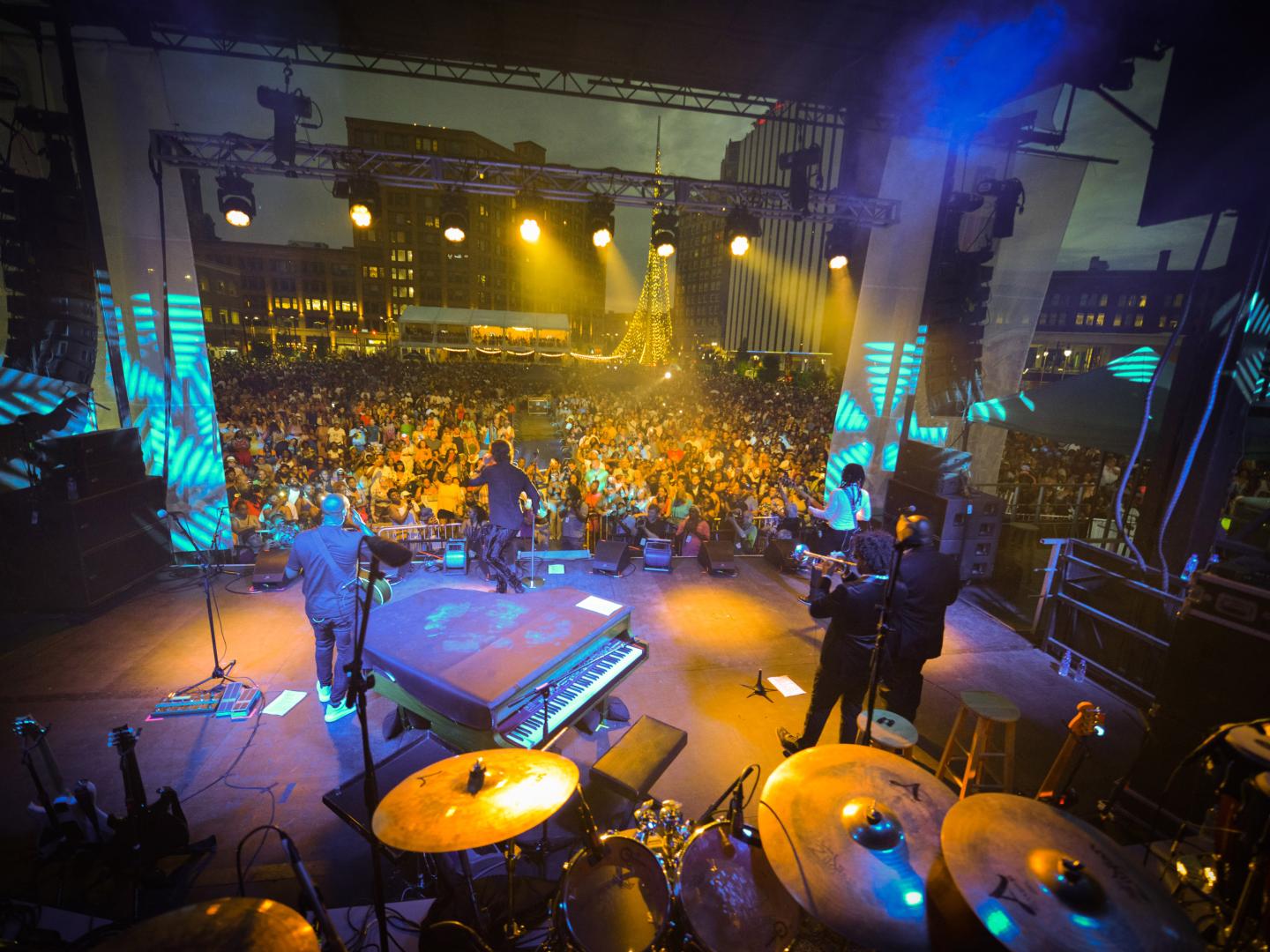 뉴욕주 로체스터의 로체스터 국제 재즈 페스티벌에서 연주하는 밴드