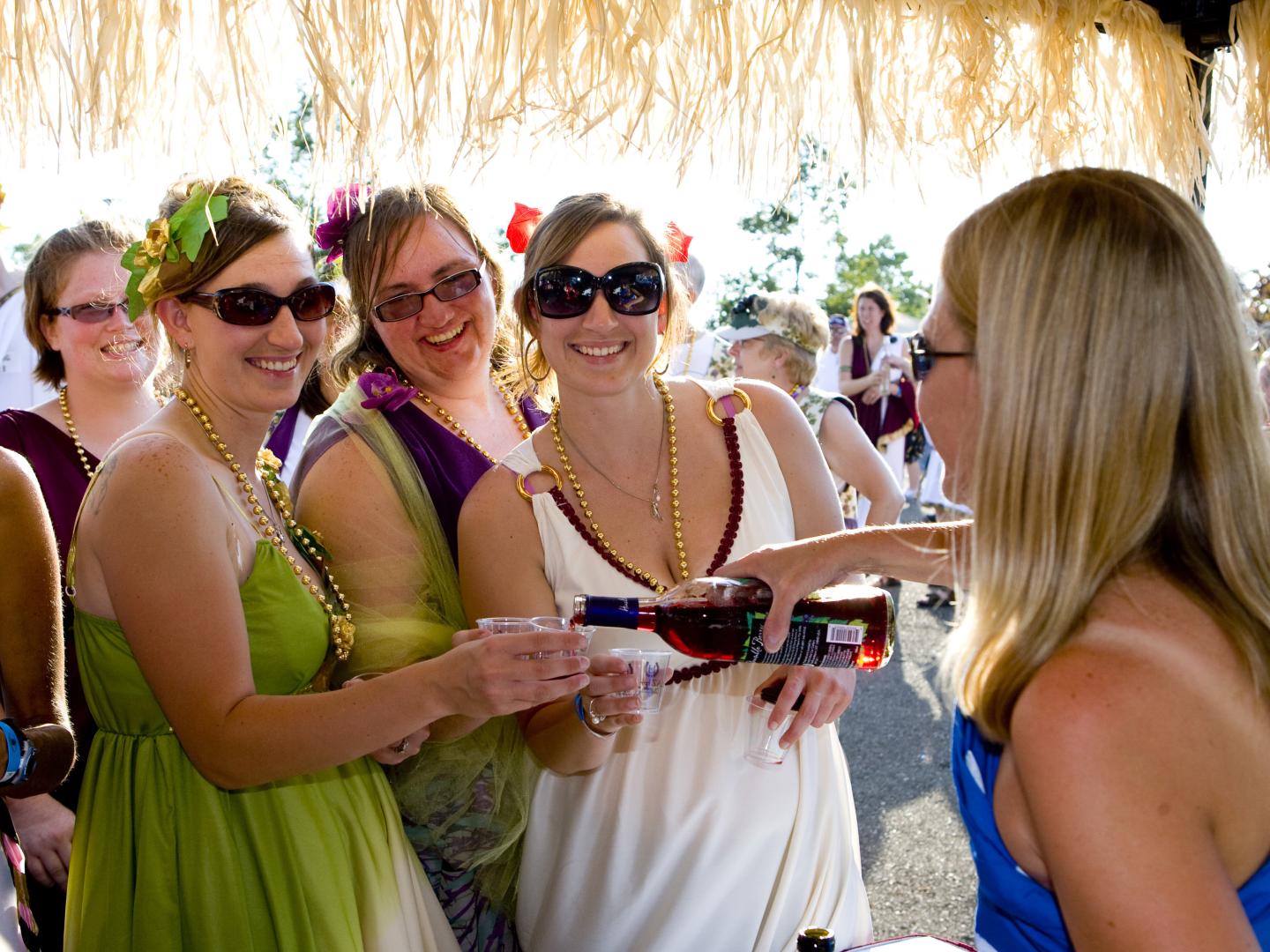 뉴욕주 왓킨스 글렌 핑거 레이크스 와인 페스티벌에서 시음용 와인을 따르는 모습