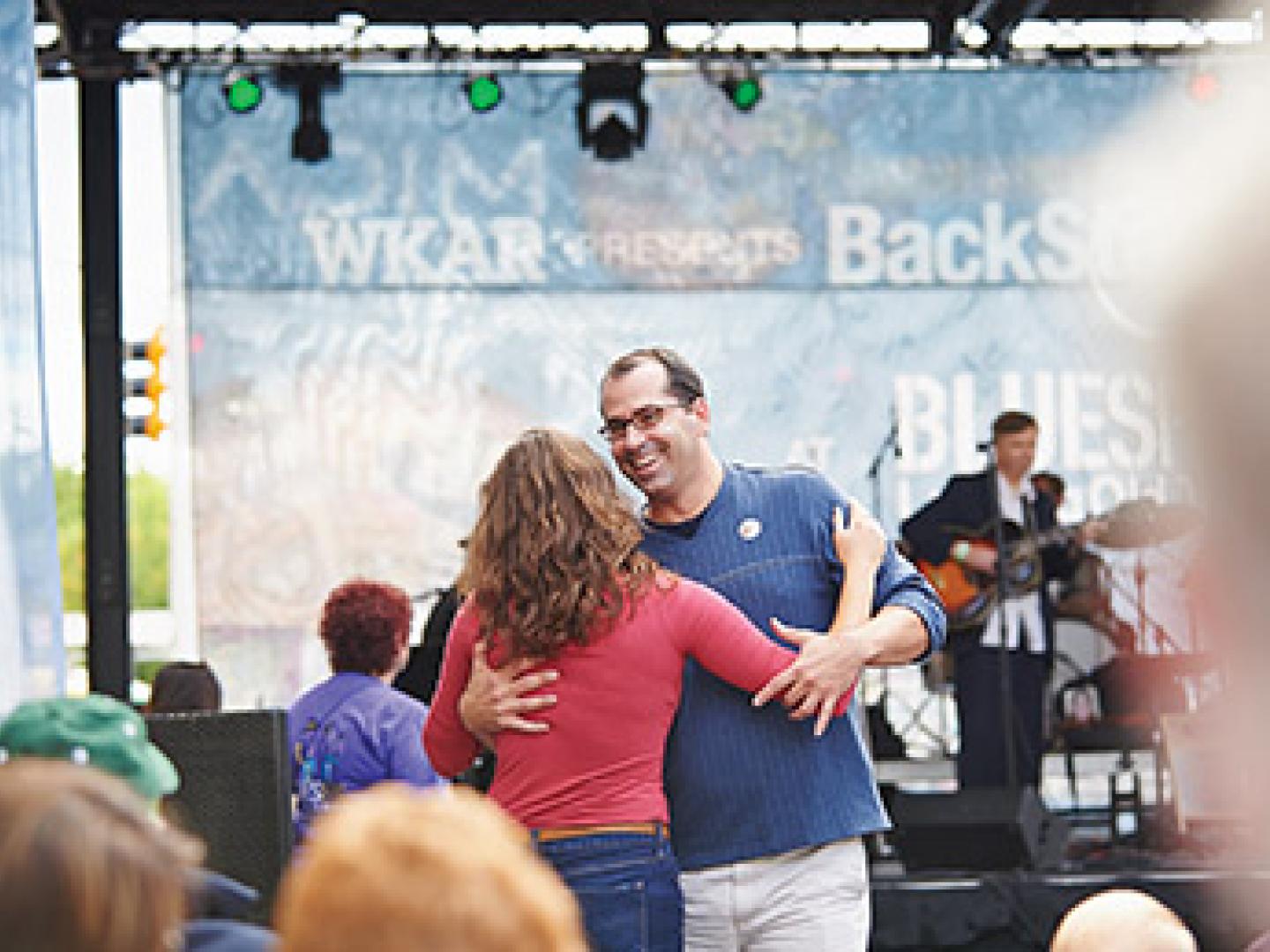 Danseurs profitant d’un des concerts du Michigan Bluesfest