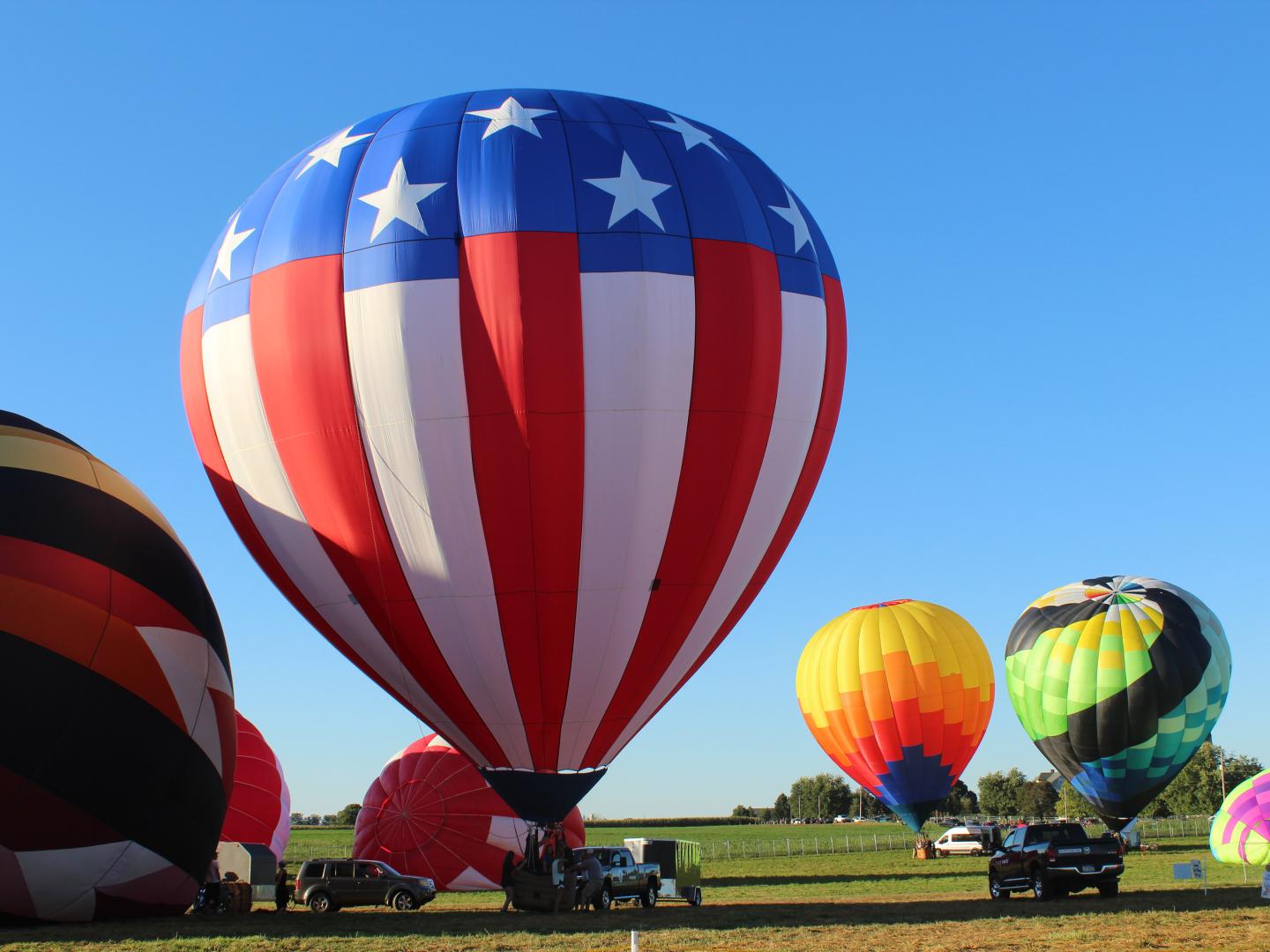 Des montgolfières s’apprêtent à décoller de Bird-in-Hand, en Pennsylvanie, pour le festival annuel Lancaster Hot Air Balloon Festival