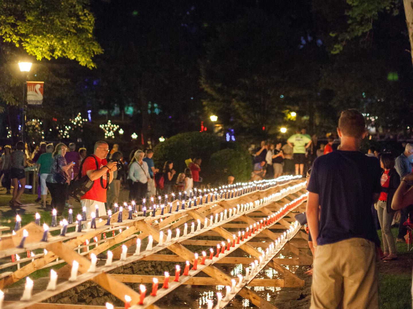 Un parterre de bougies rouges, blanches et bleues illumine le Lititz Springs Park lors des festivités du 4 juillet à Lititz