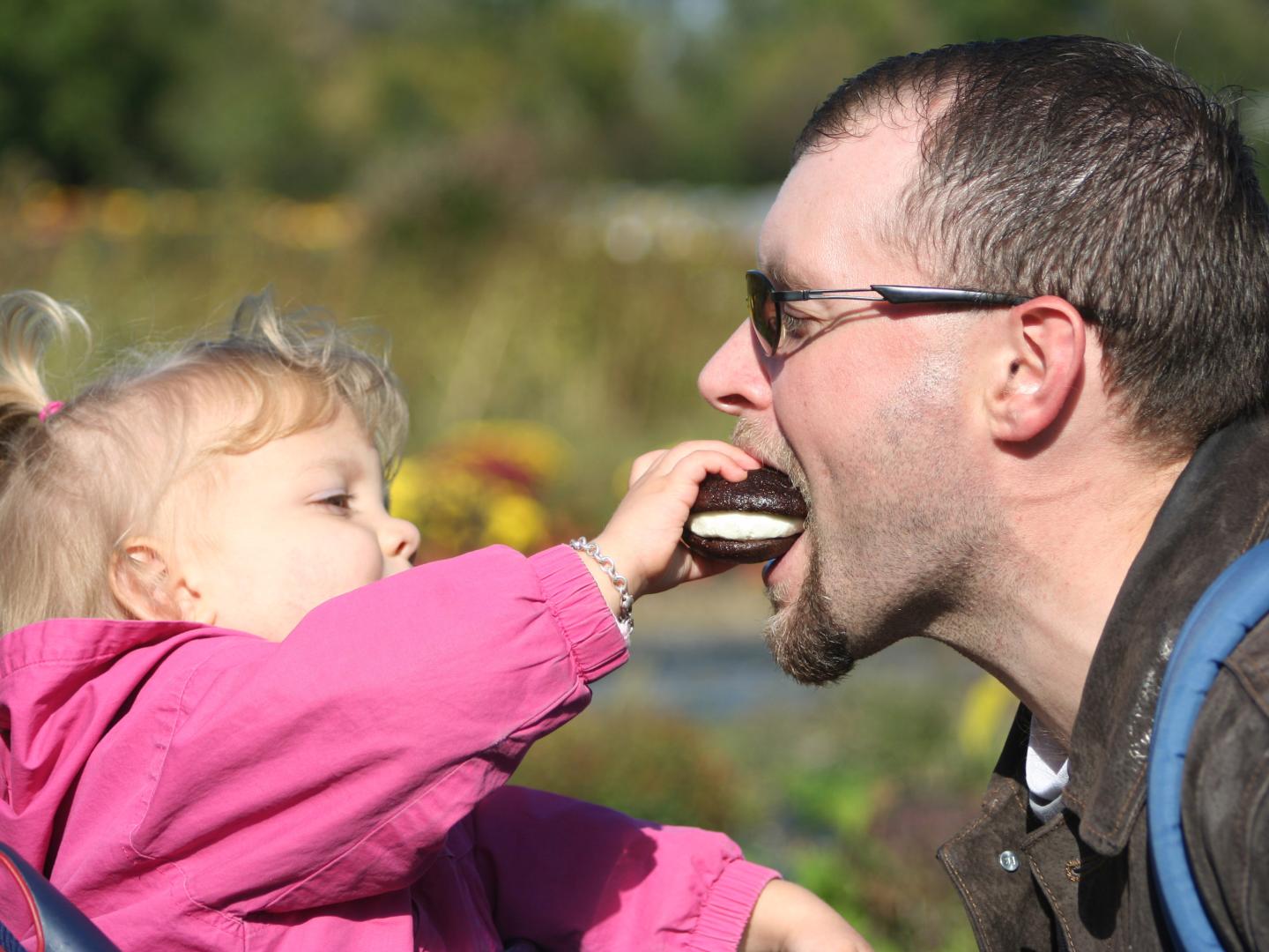 Gâteau partagé entre père et fille lors du Whoopie Pie Festival, au Hershey Farm Resort