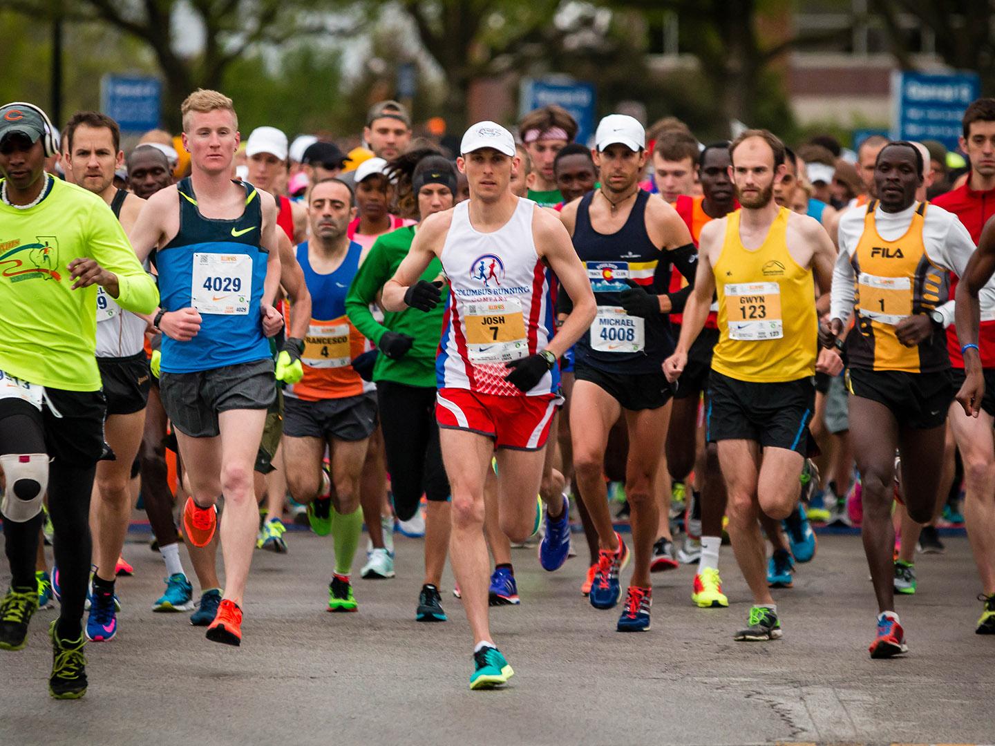Corredores compiten en la Christie Clinic Illinois Marathon en Champaign, Illinois