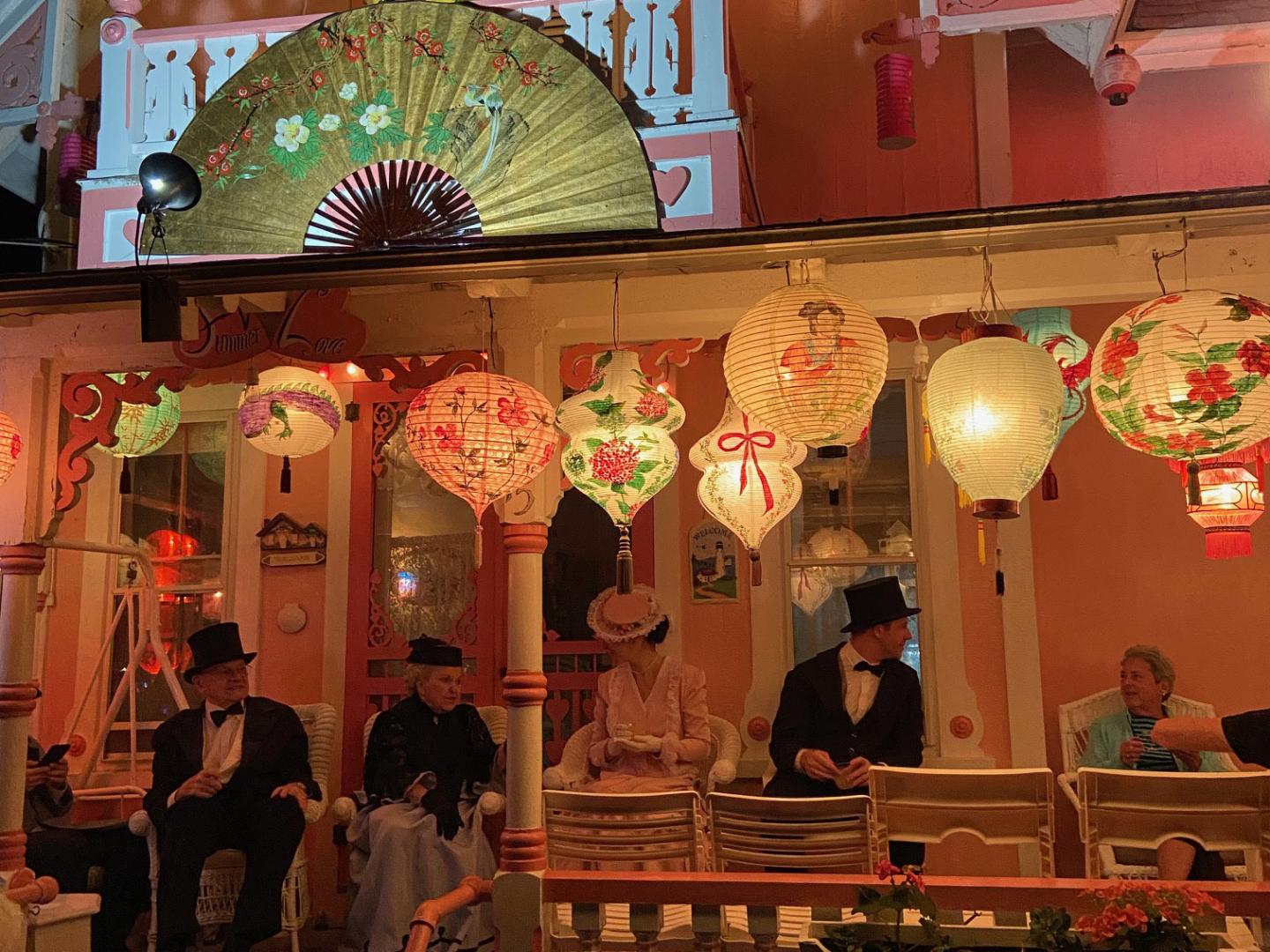 Artistas disfrazados durante Grand Illumination en Oak Bluffs, Massachusetts