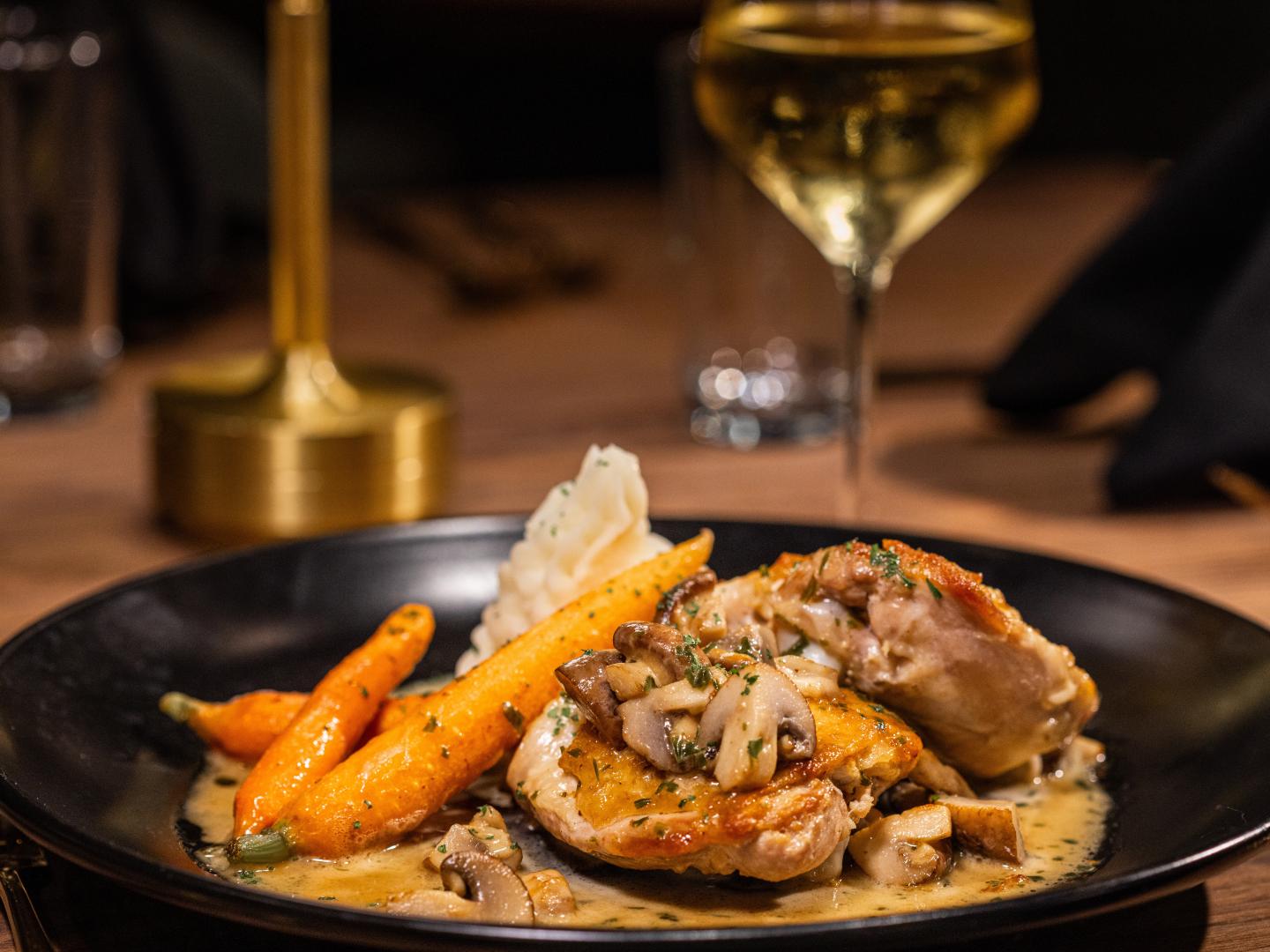 Un repas gastronomique au Coat Room à Saratoga Springs, État de New York