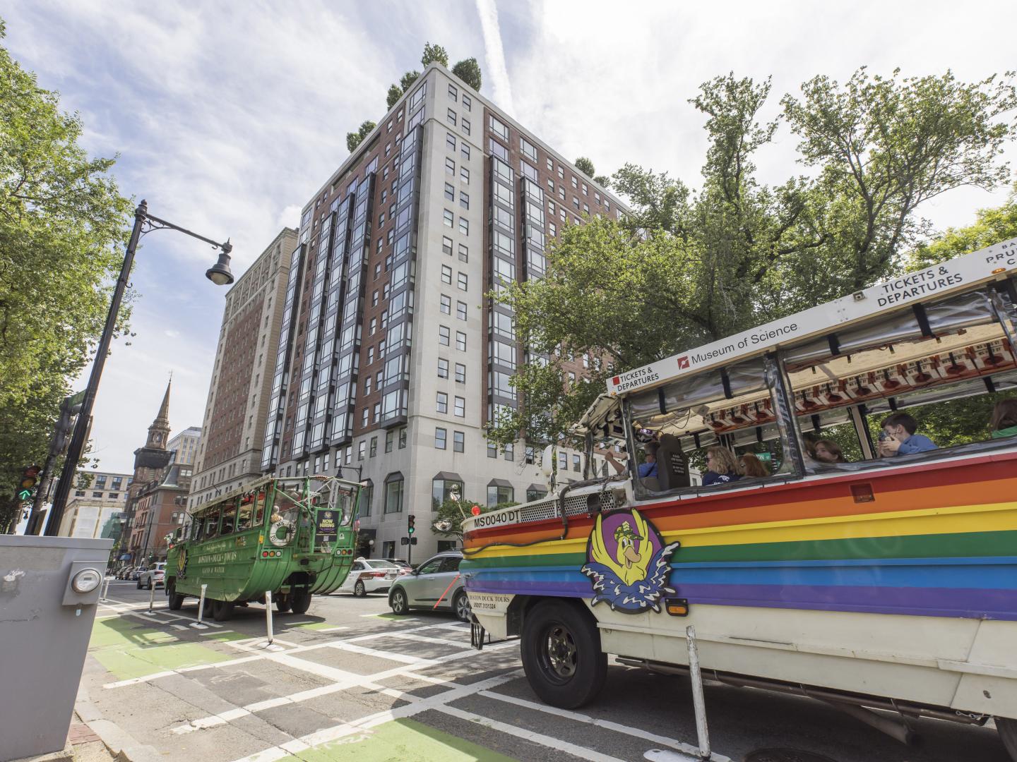 Un véhicule Boston Duck Tours décoré aux couleurs de l’arc-en-ciel lors de la Boston Pride à Boston, Massachusetts
